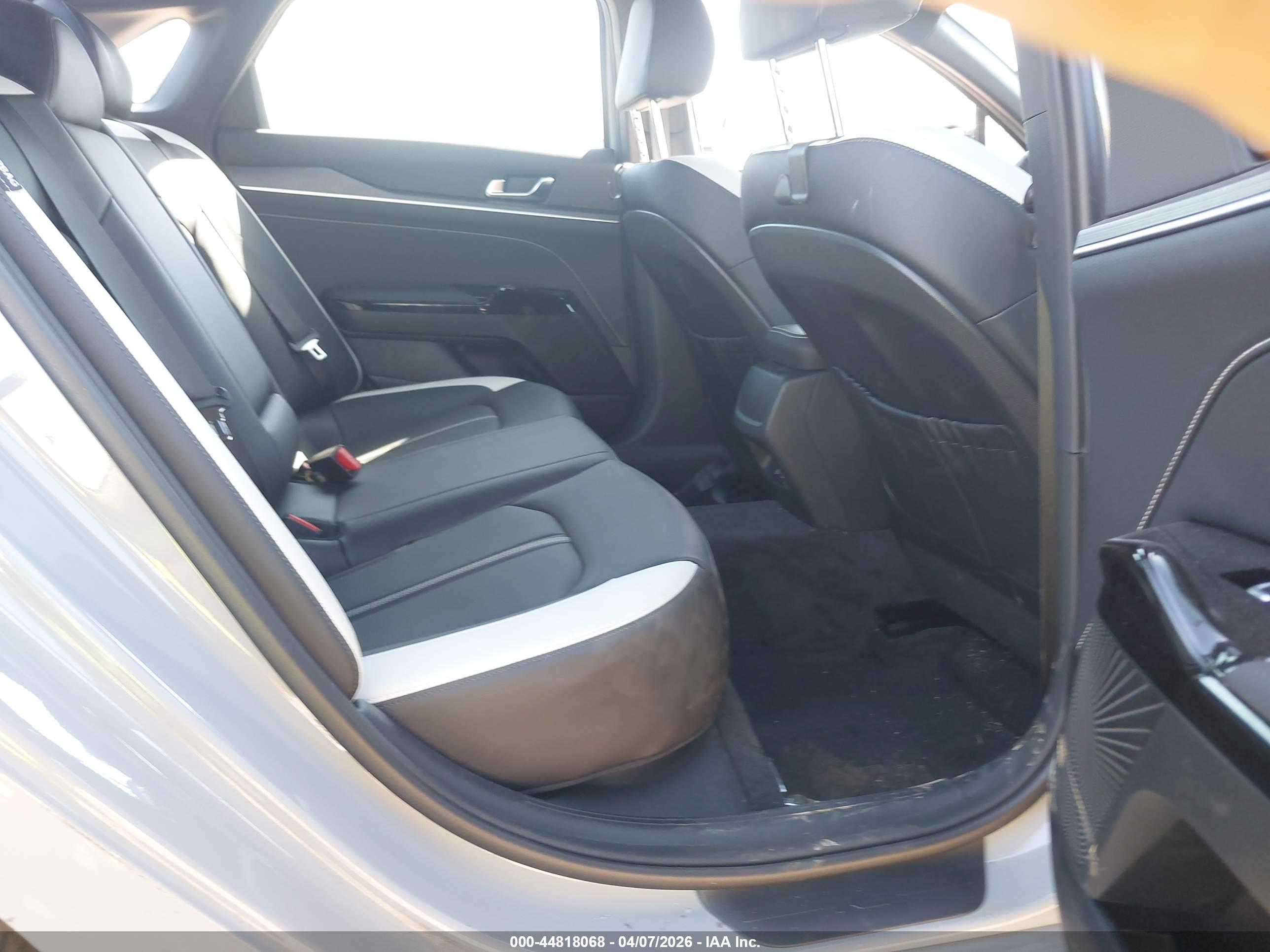 KIA K5 image 8