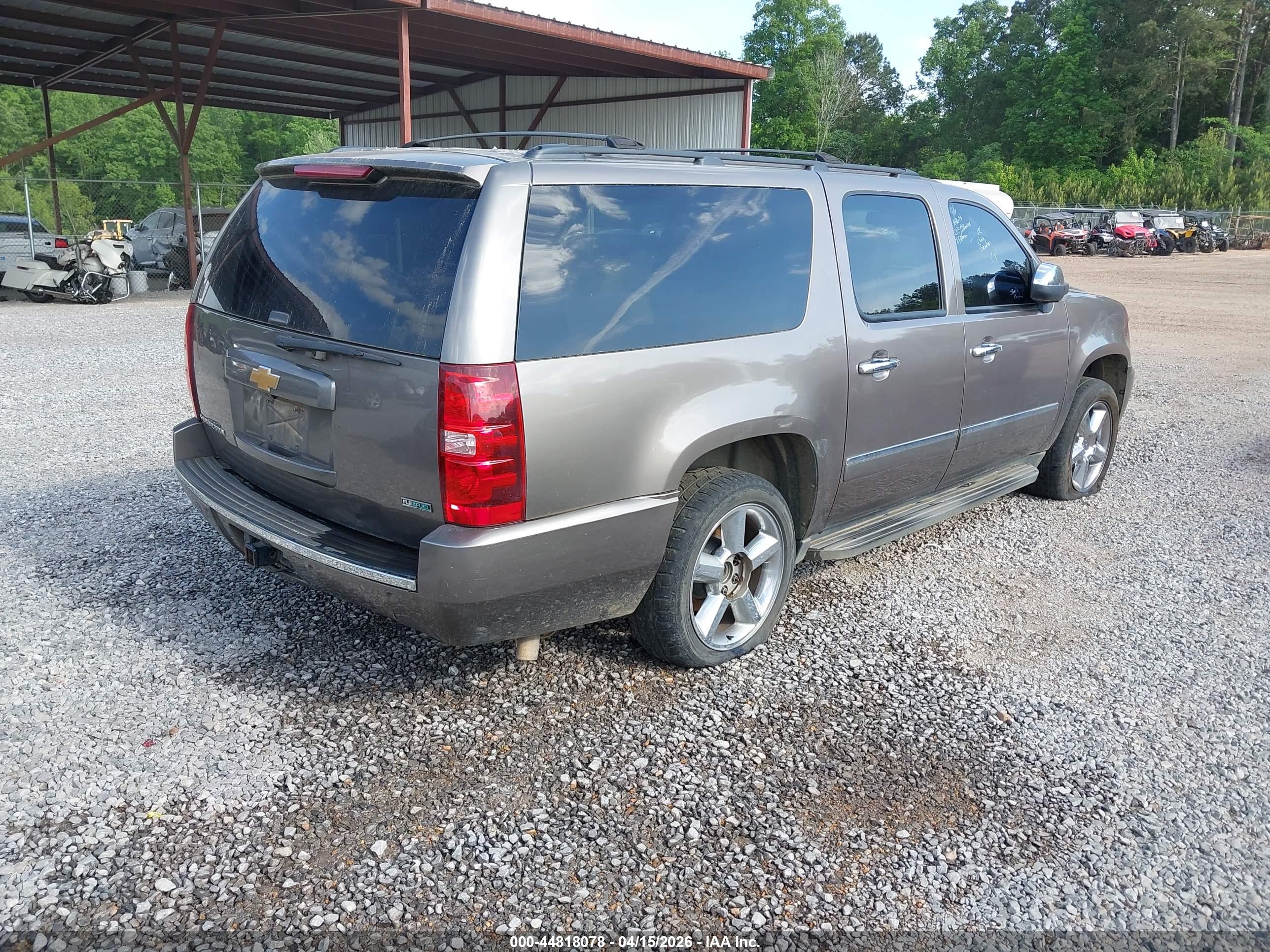CHEVROLET SUBURBAN image 4
