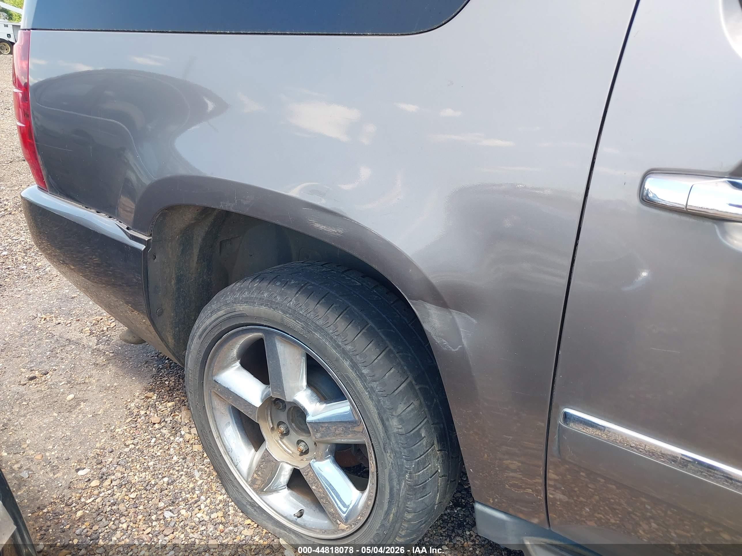 CHEVROLET SUBURBAN image 6