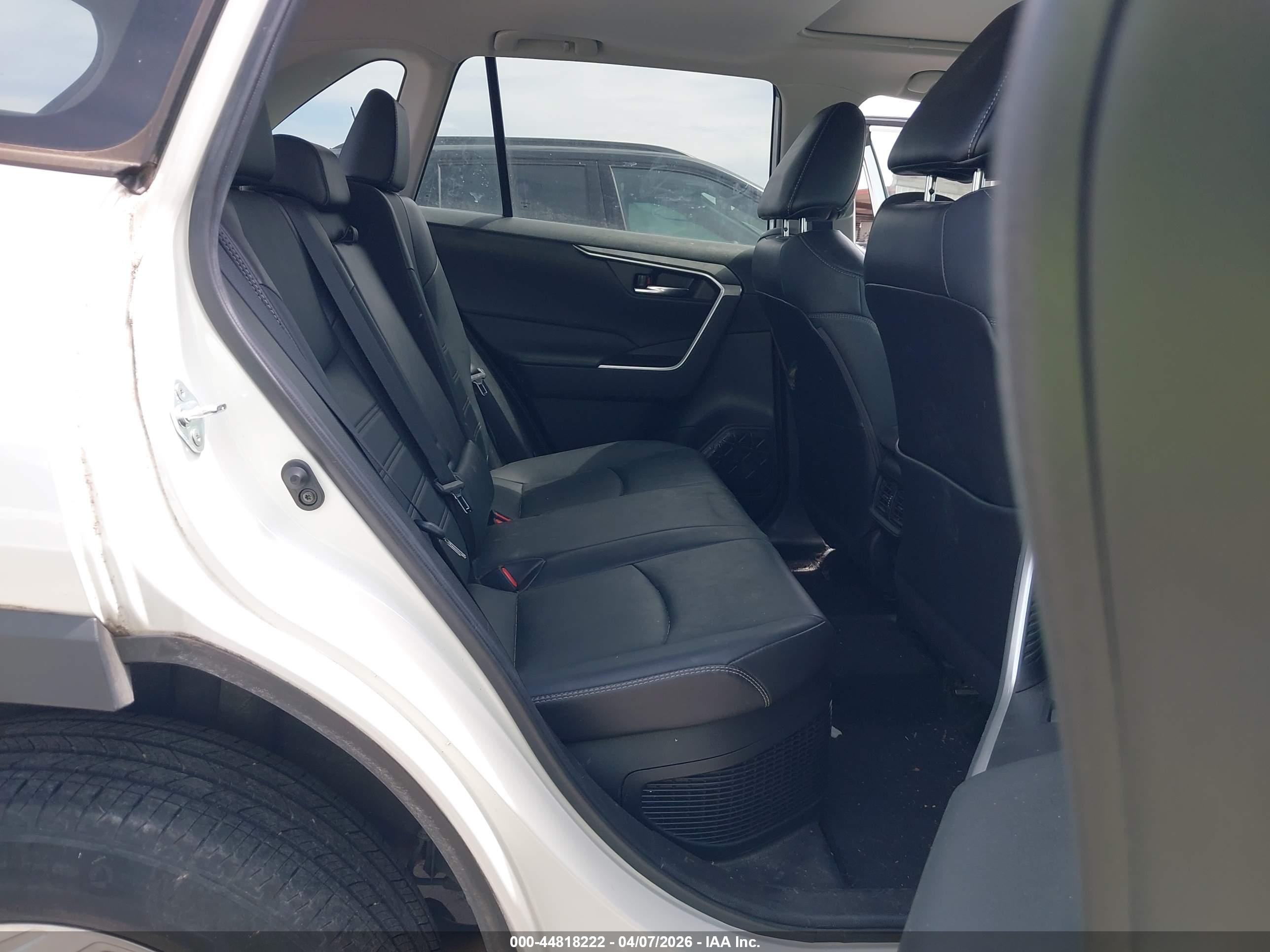TOYOTA RAV4 image 8