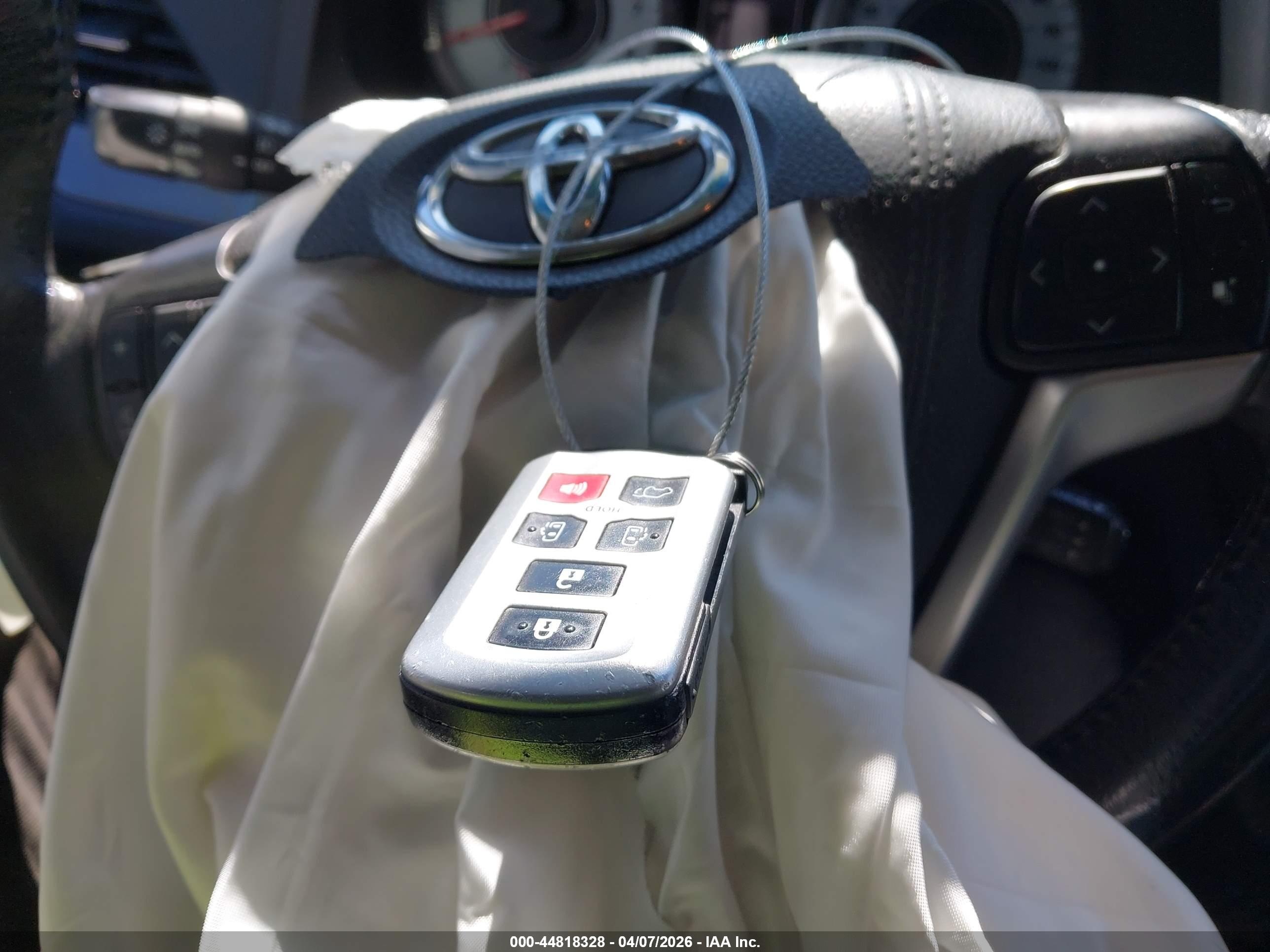 TOYOTA SIENNA image 11