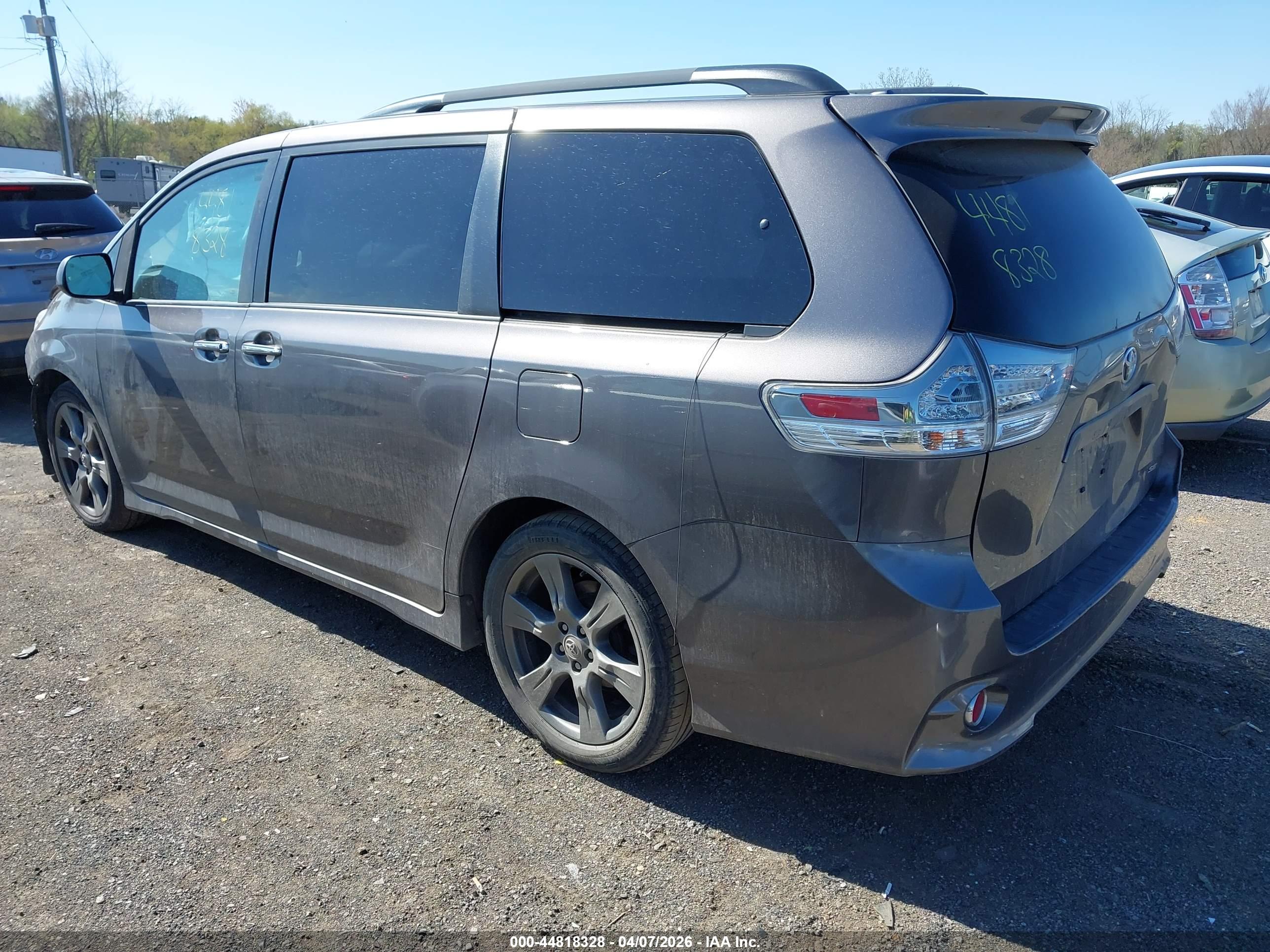 TOYOTA SIENNA image 3