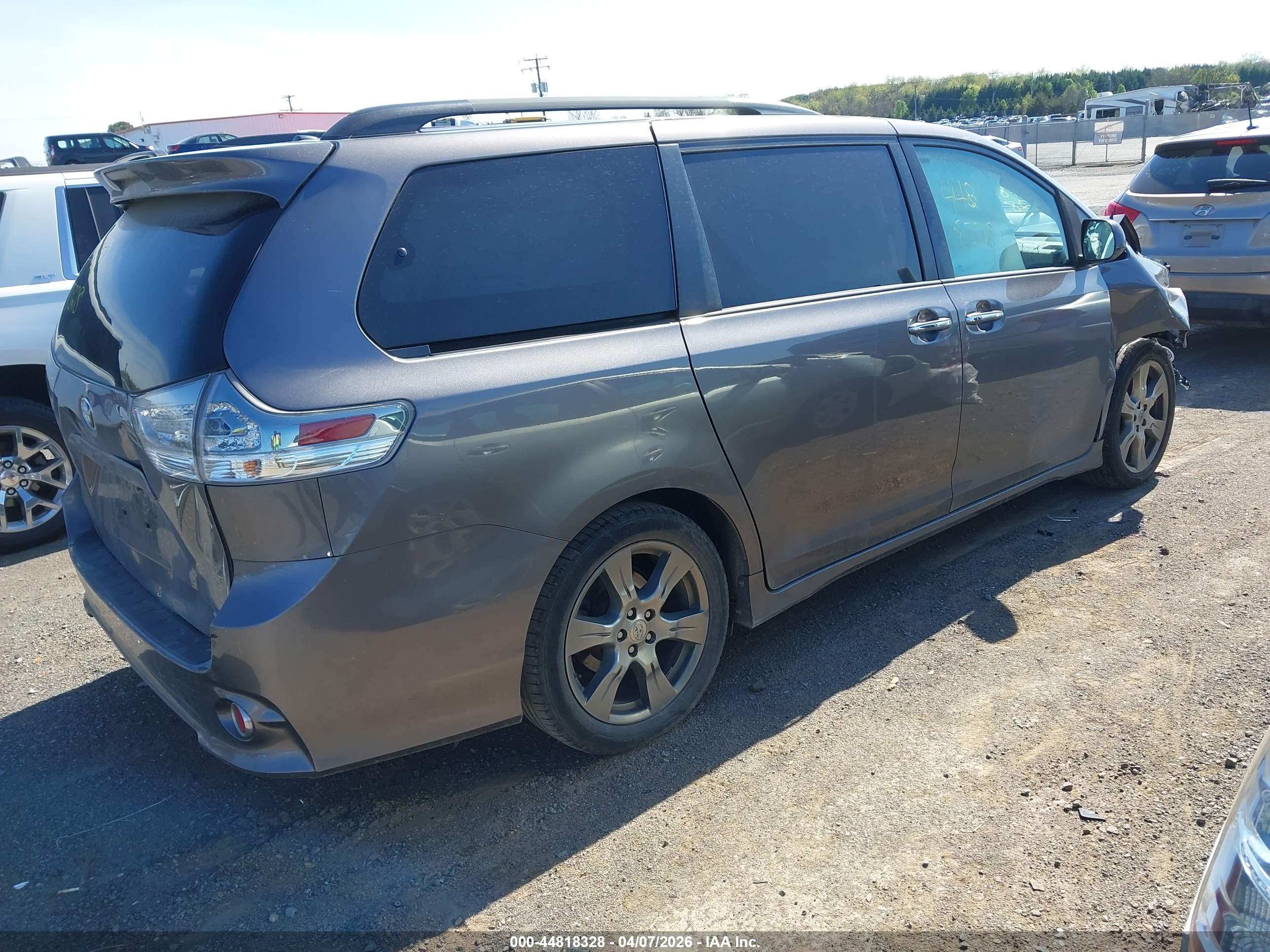 TOYOTA SIENNA image 4