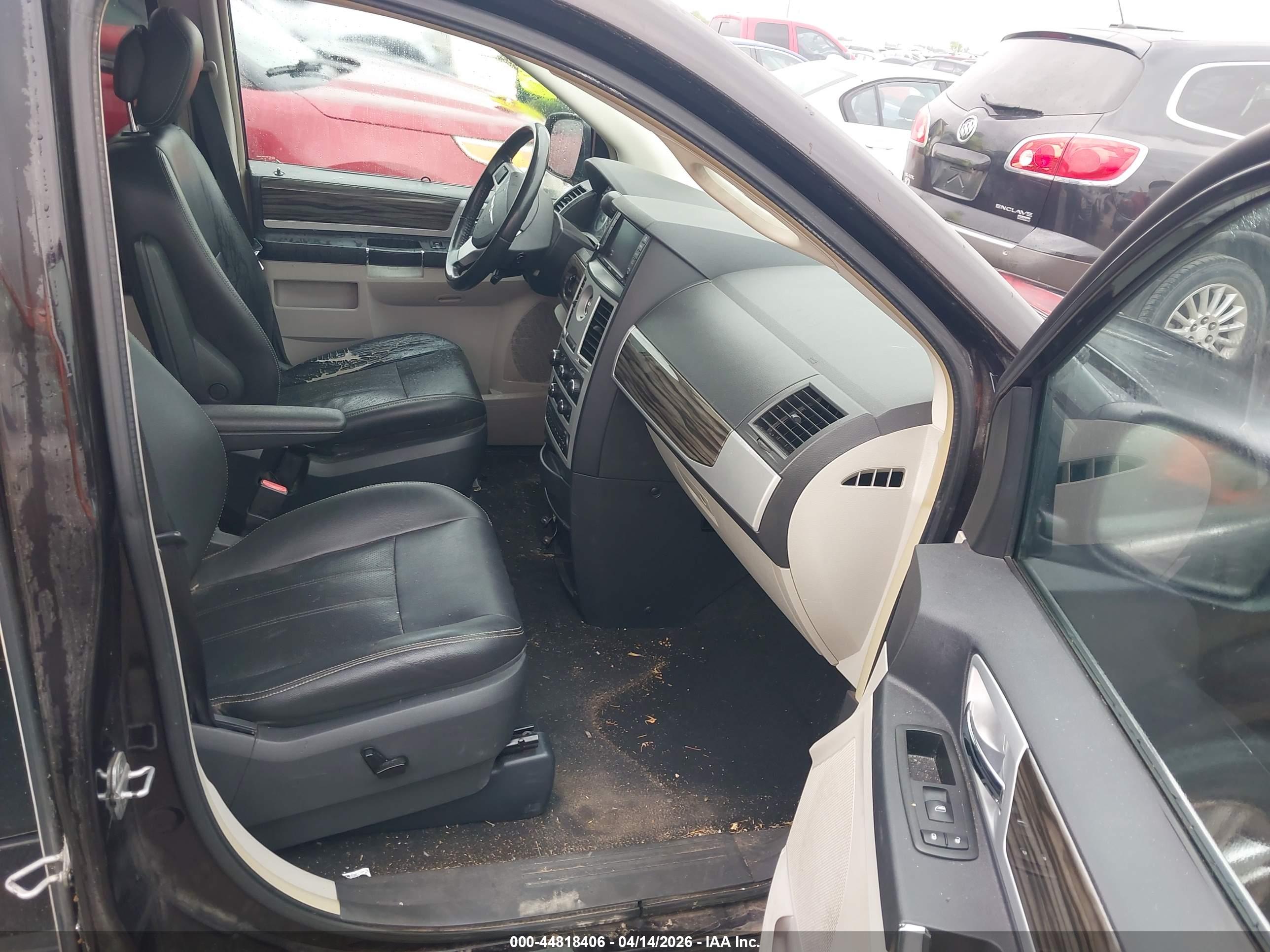 CHRYSLER TOWN image 5