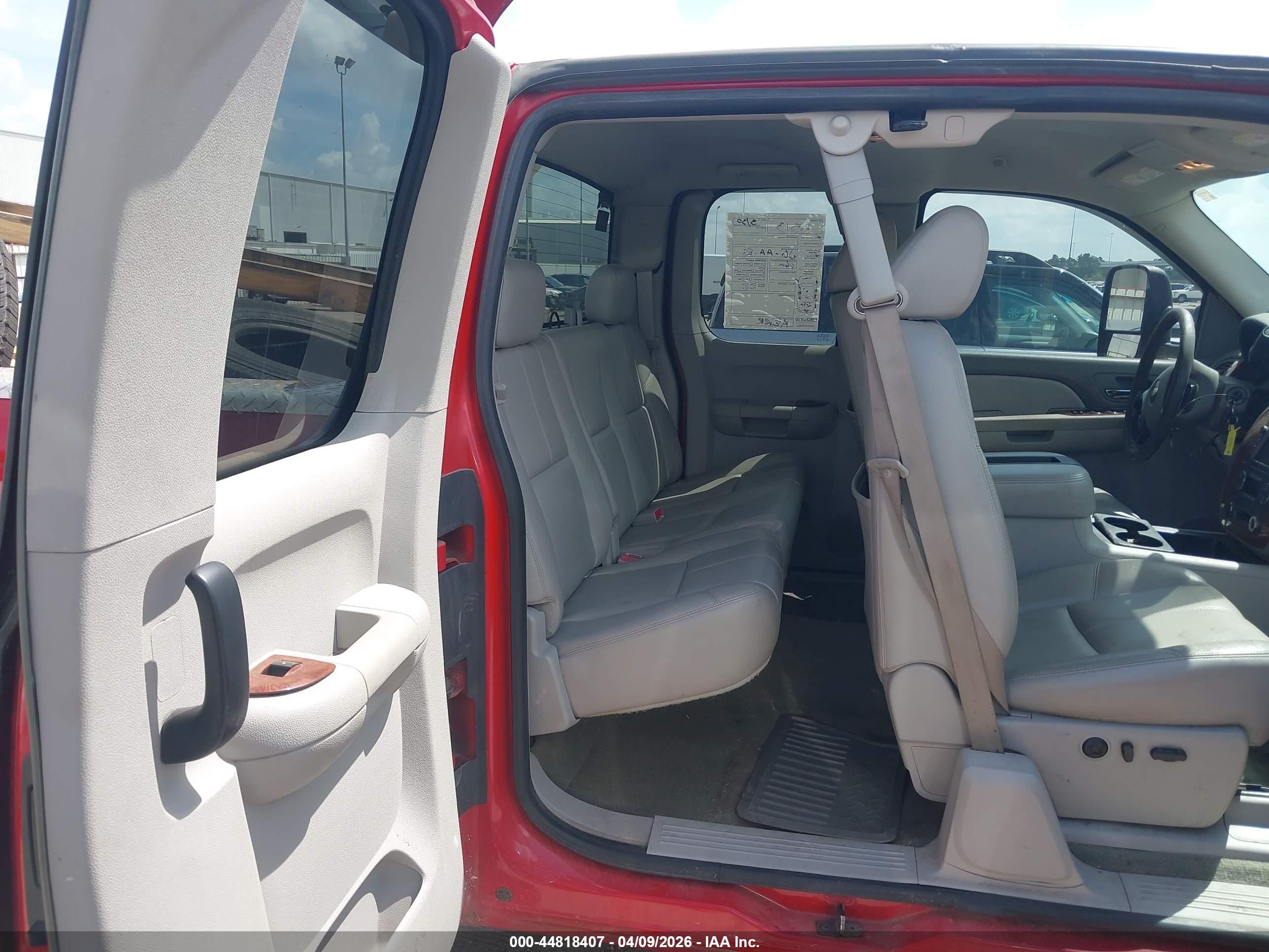 CHEVROLET SILVERADO image 8