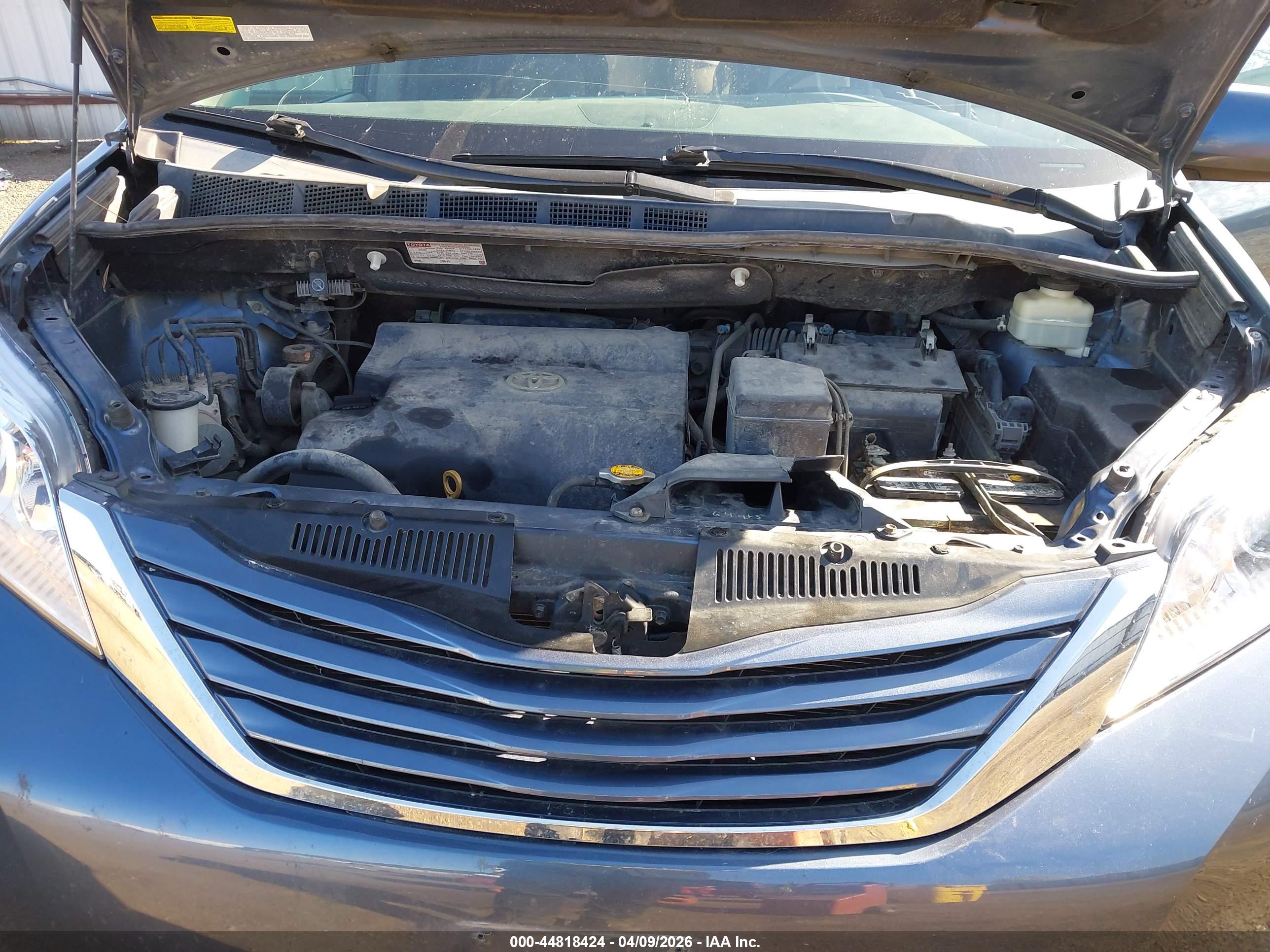 TOYOTA SIENNA image 10