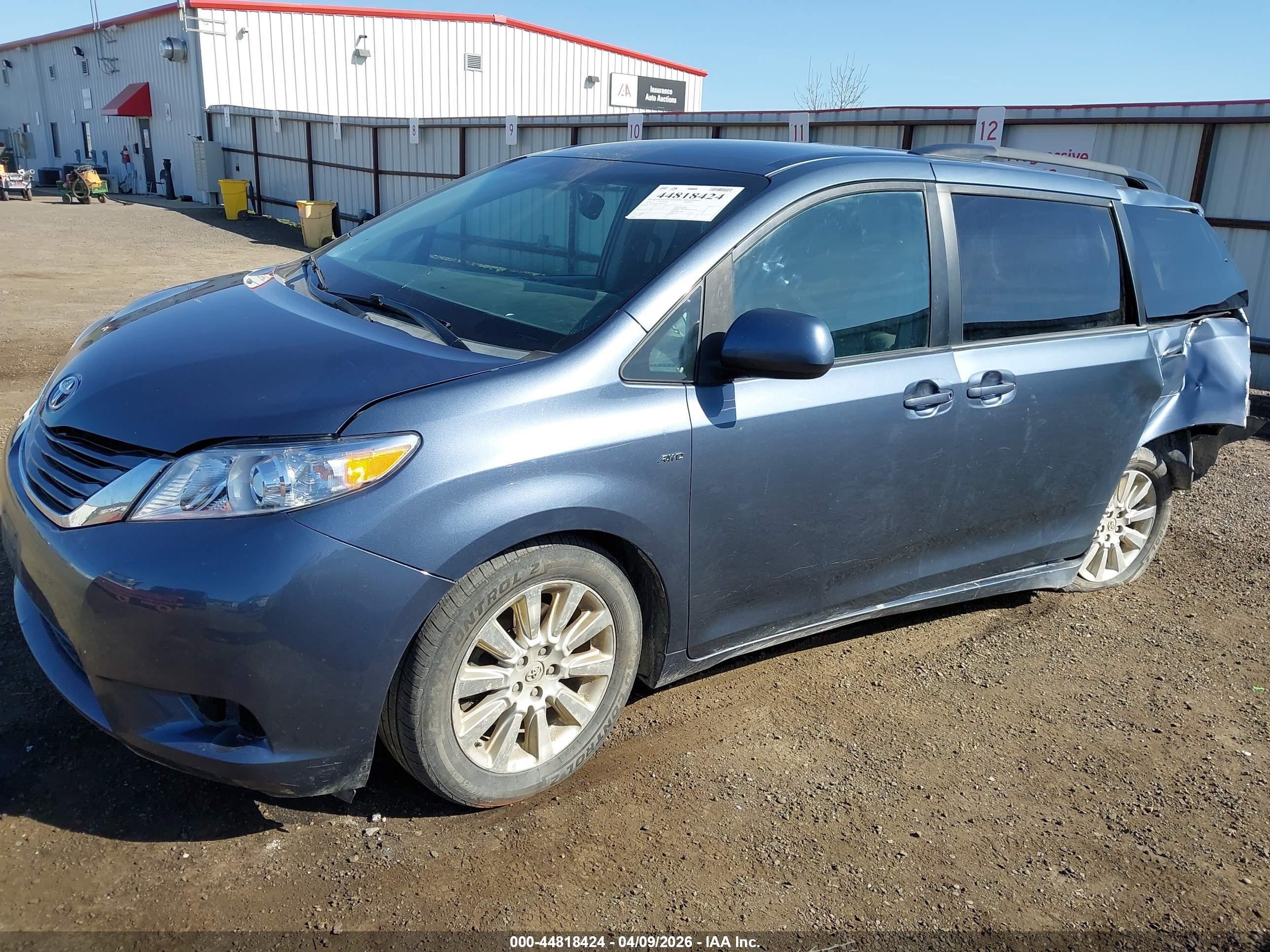 TOYOTA SIENNA image 2