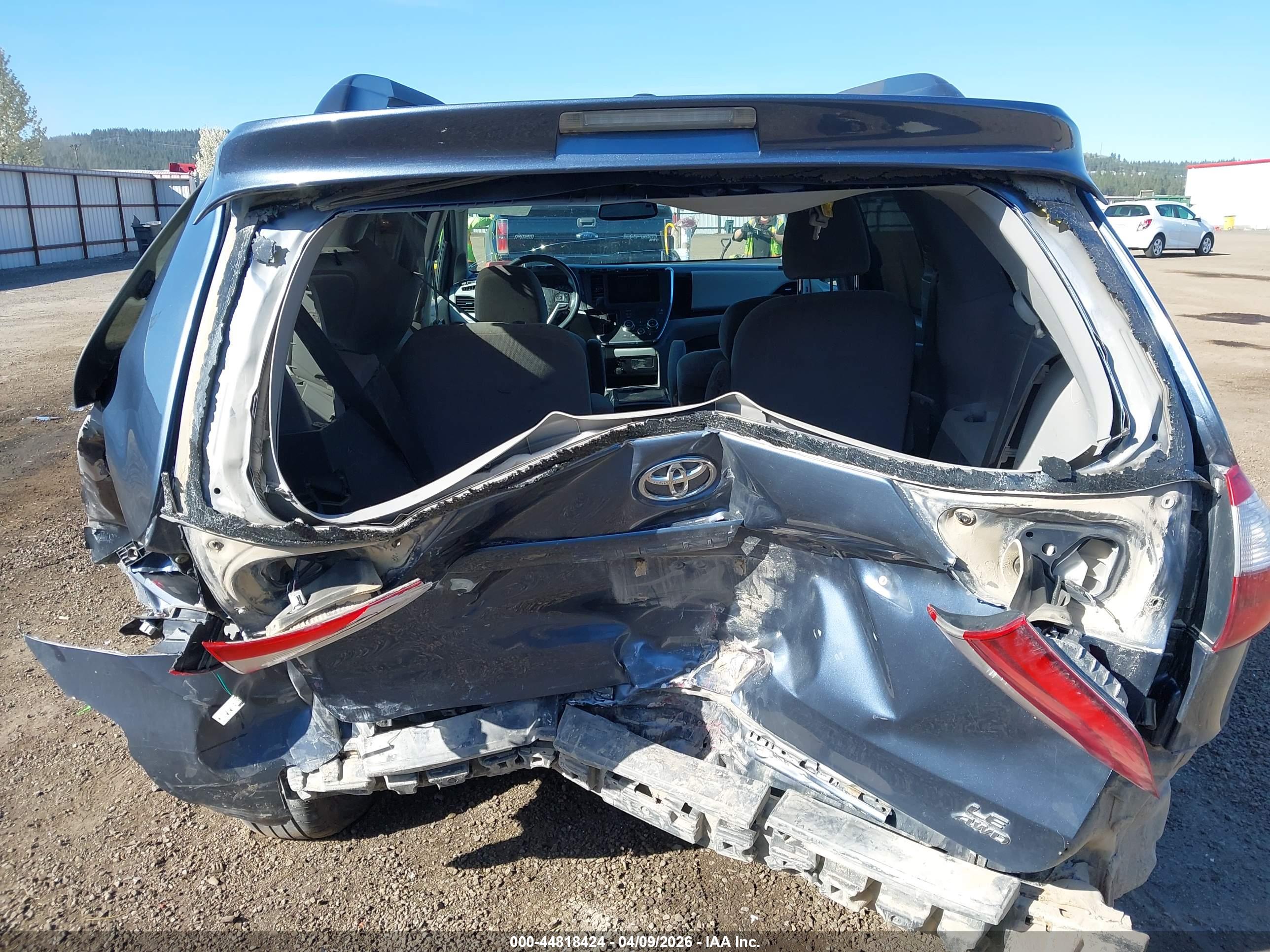 TOYOTA SIENNA image 6