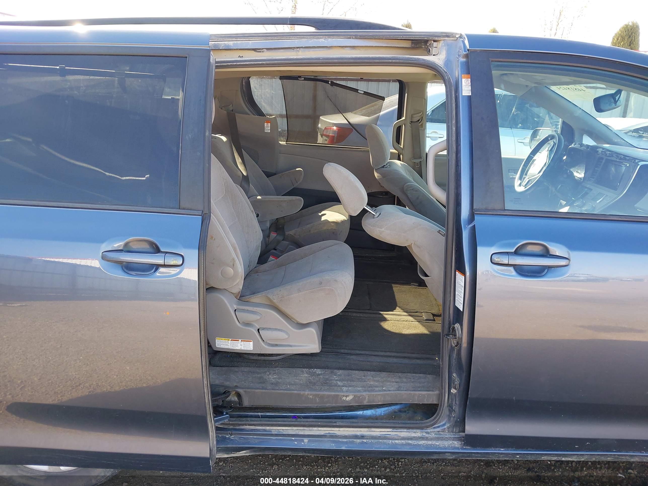 TOYOTA SIENNA image 8