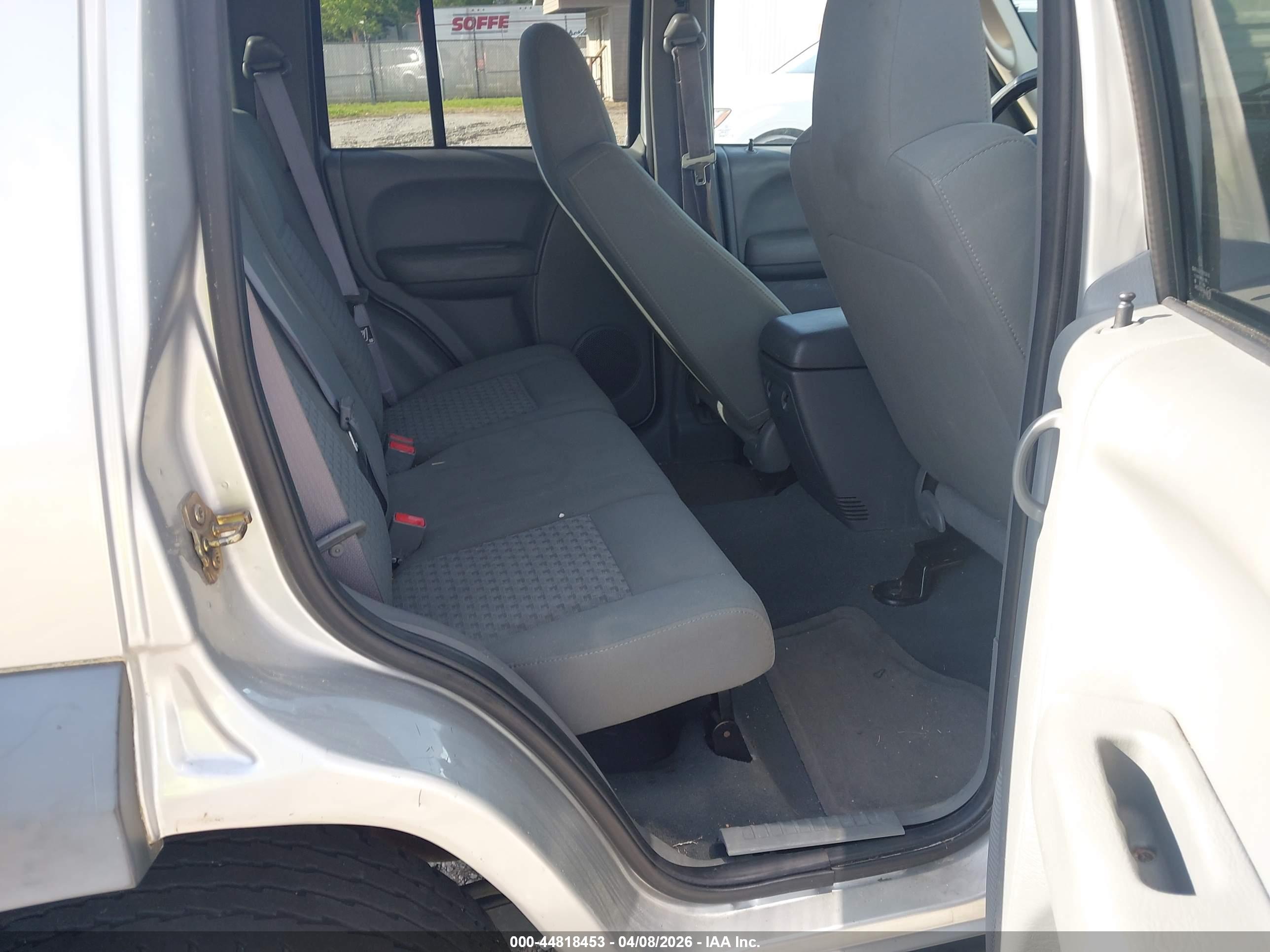 JEEP LIBERTY image 8