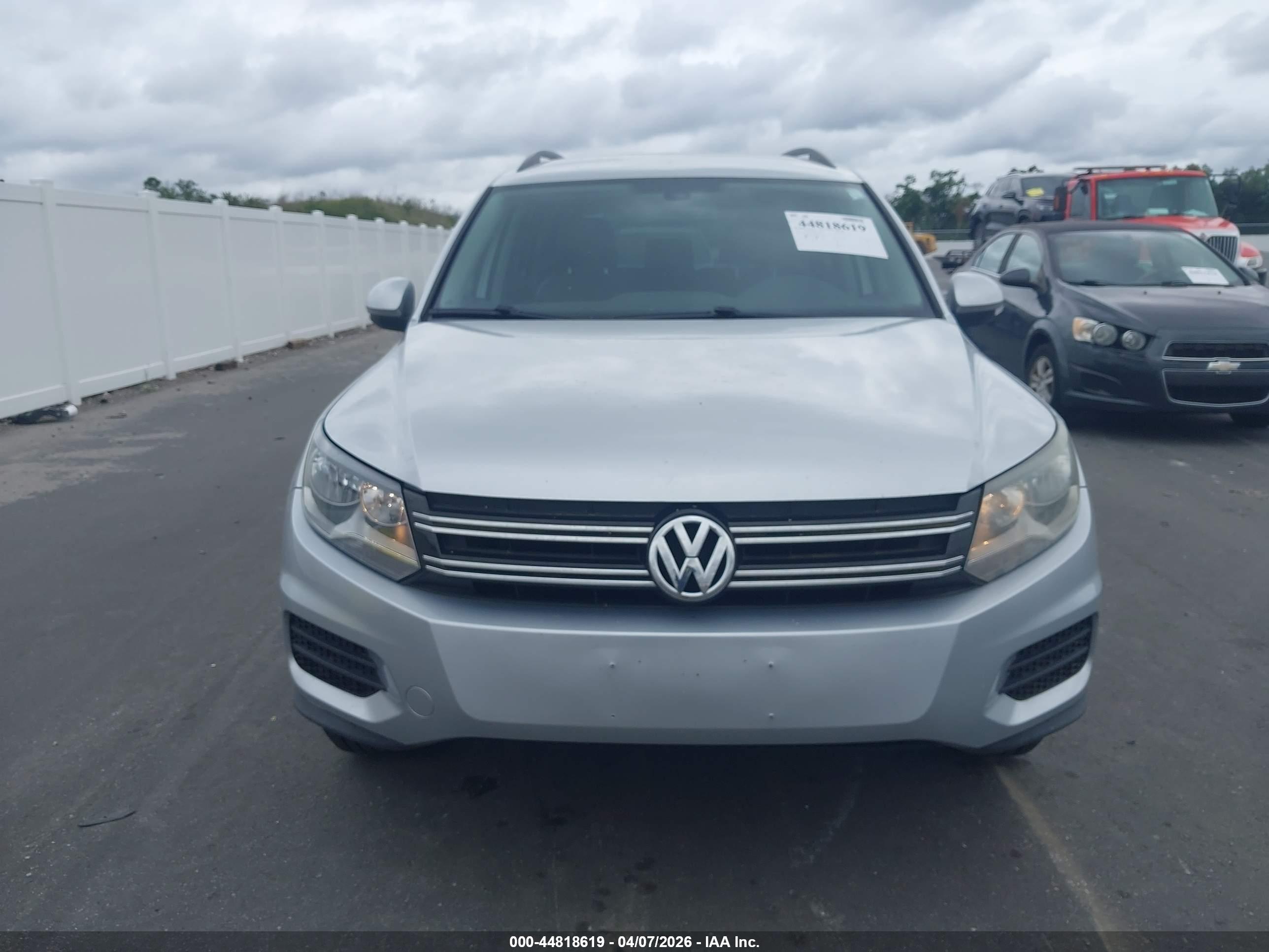 VOLKSWAGEN TIGUAN image 6