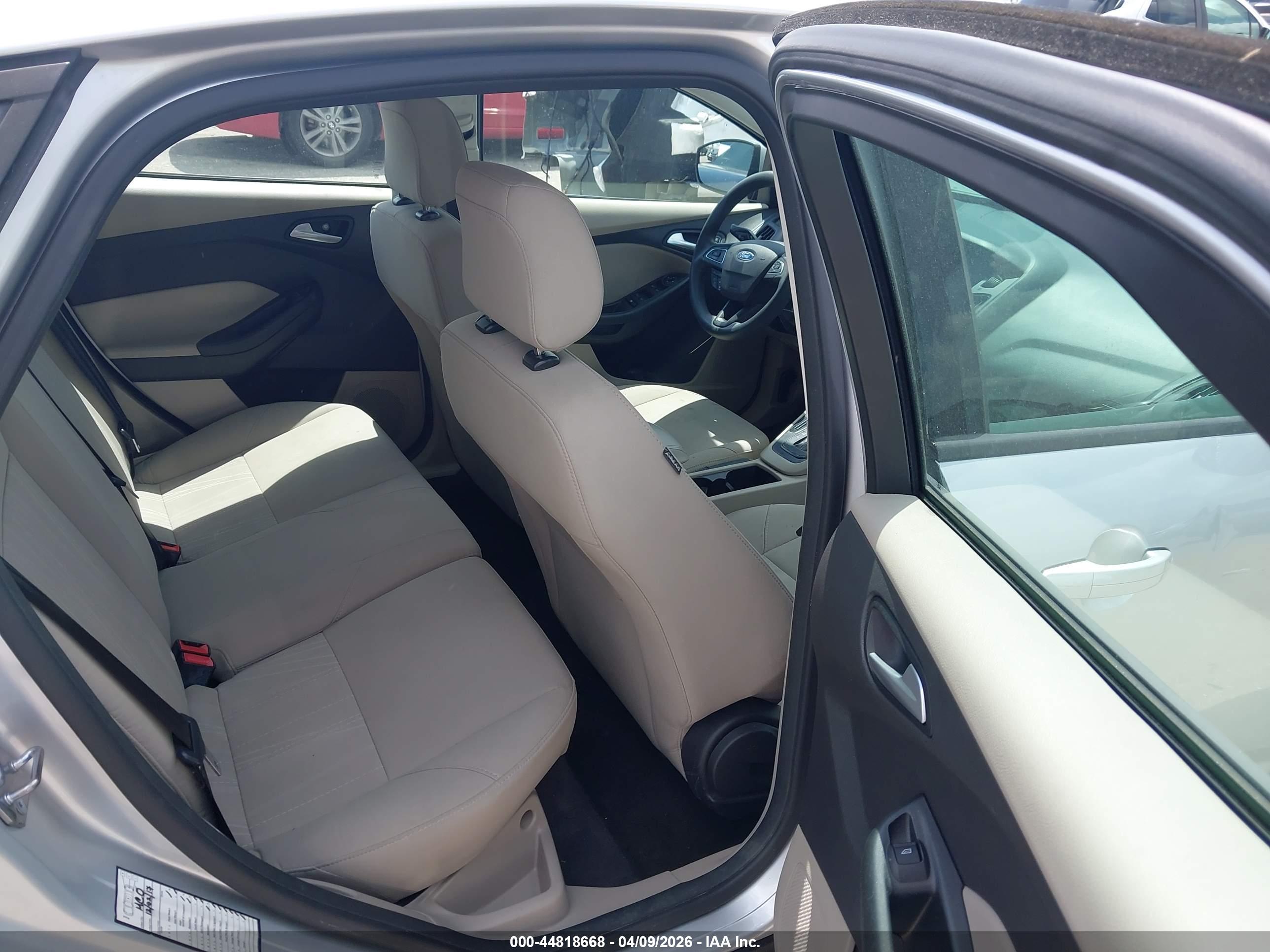 FORD FOCUS image 8
