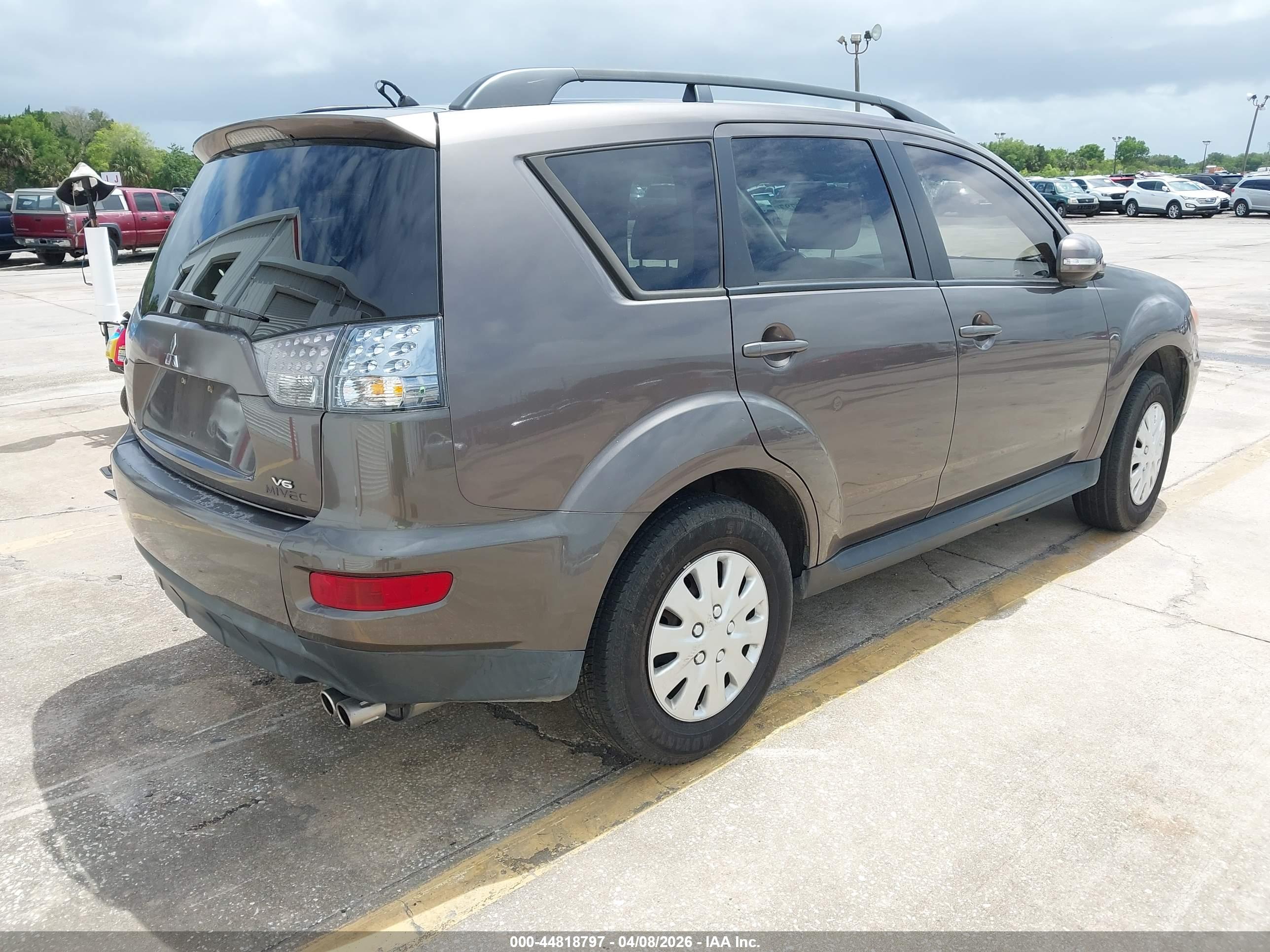 MITSUBISHI OUTLANDER image 4