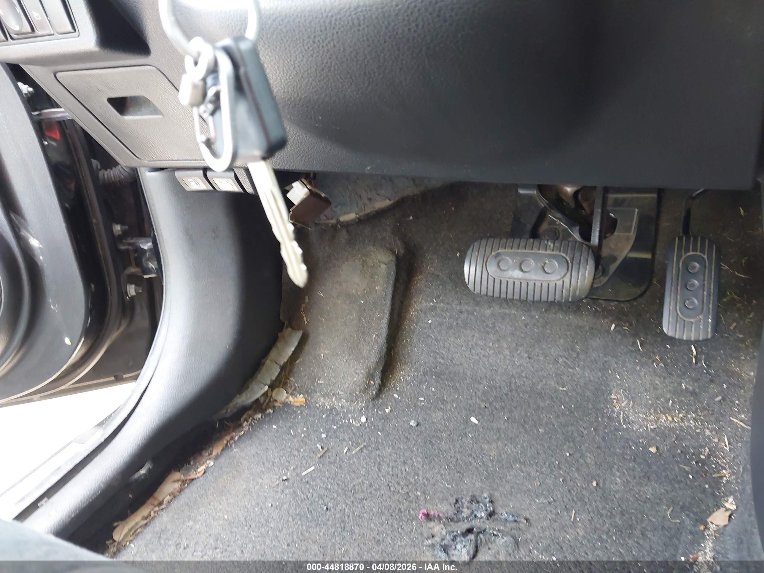 NISSAN VERSA image 11