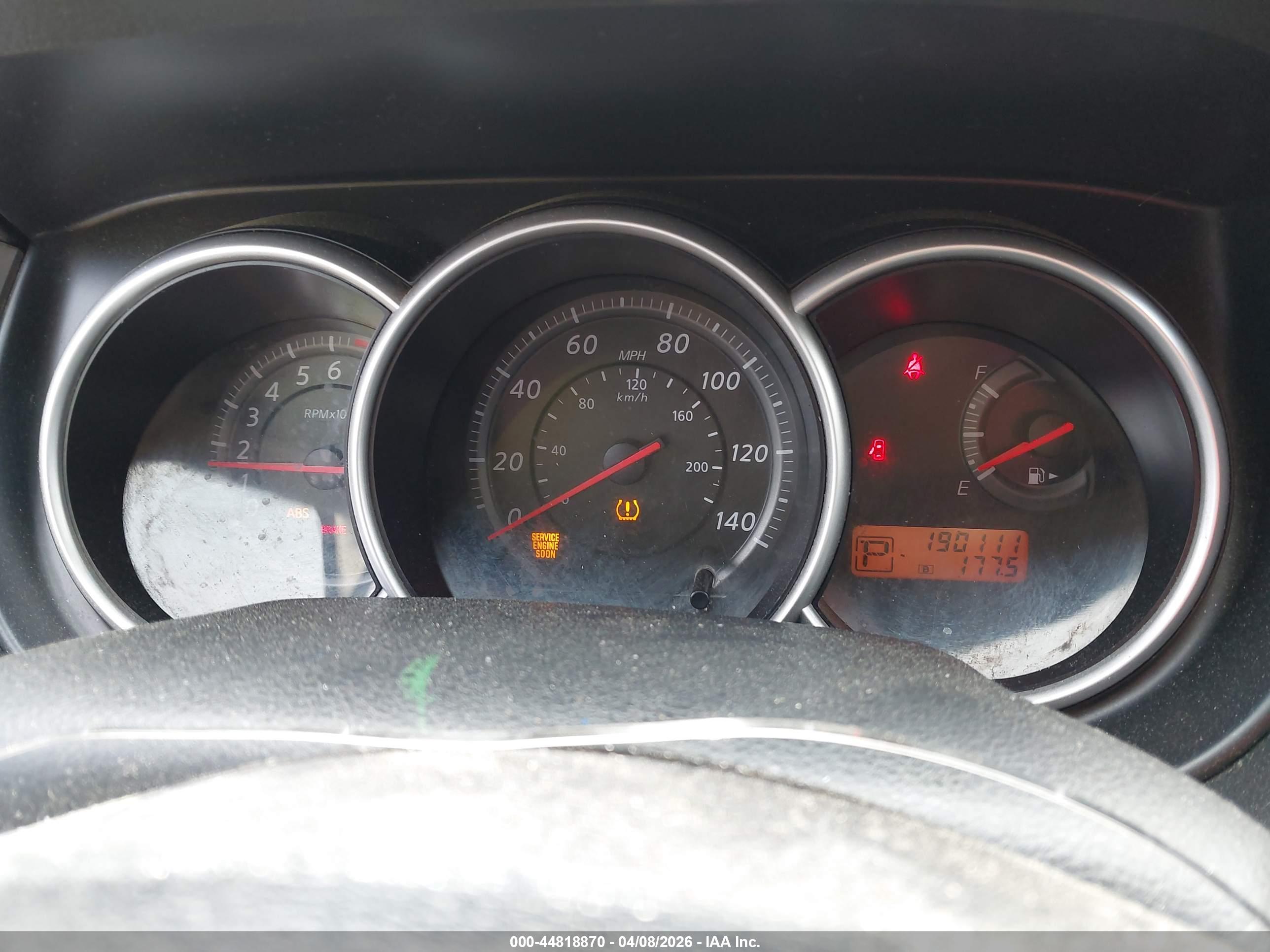 NISSAN VERSA image 7