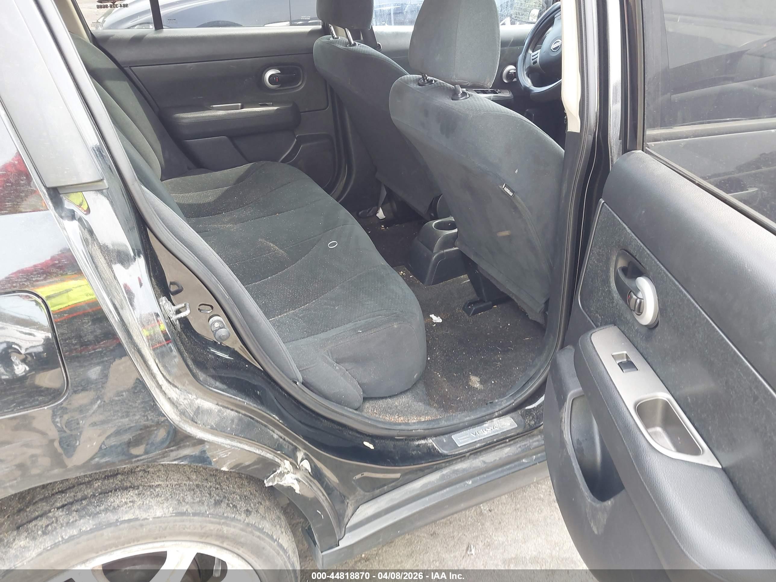 NISSAN VERSA image 8