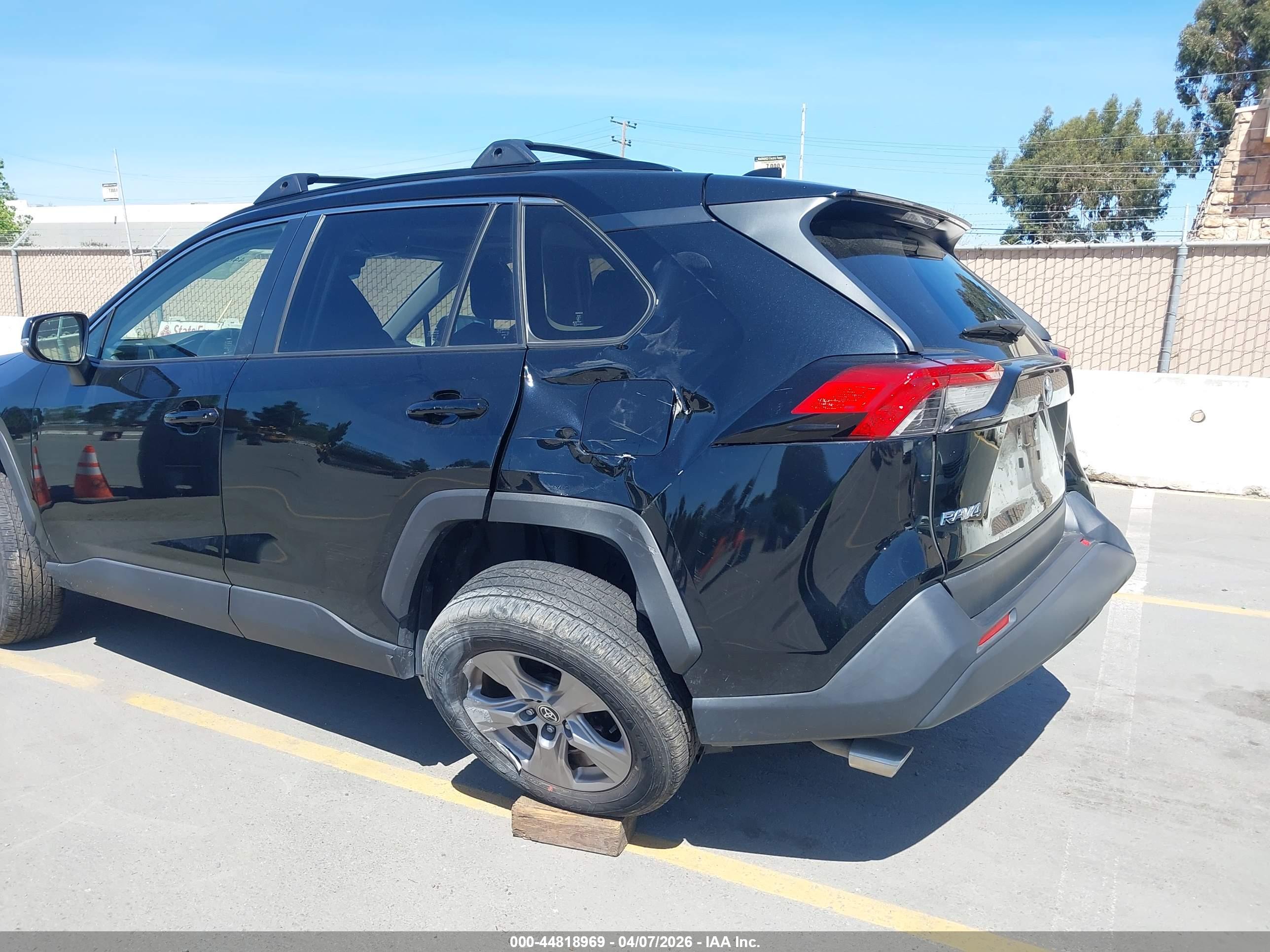 TOYOTA RAV4 image 6