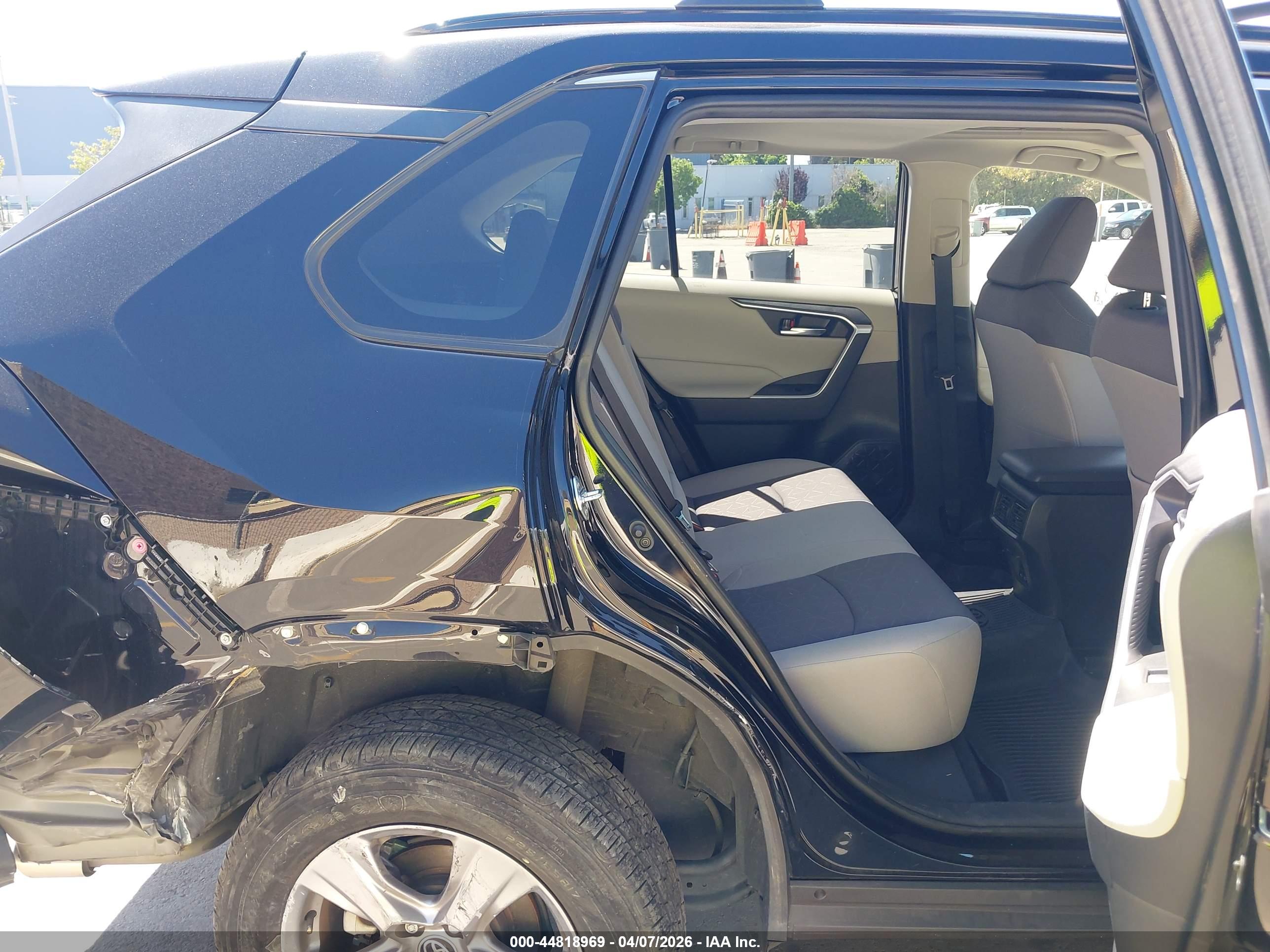 TOYOTA RAV4 image 8