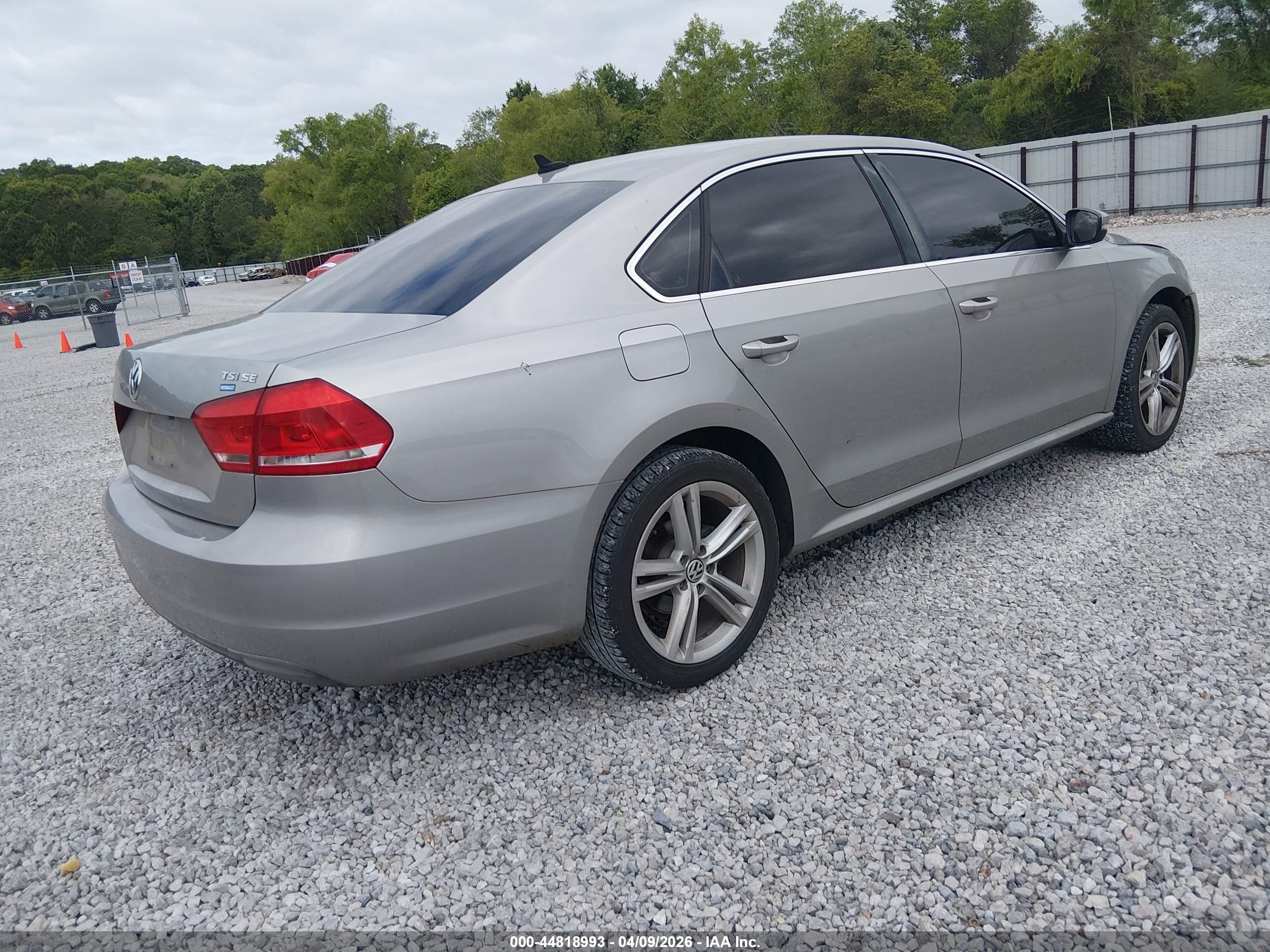 VOLKSWAGEN PASSAT image 4