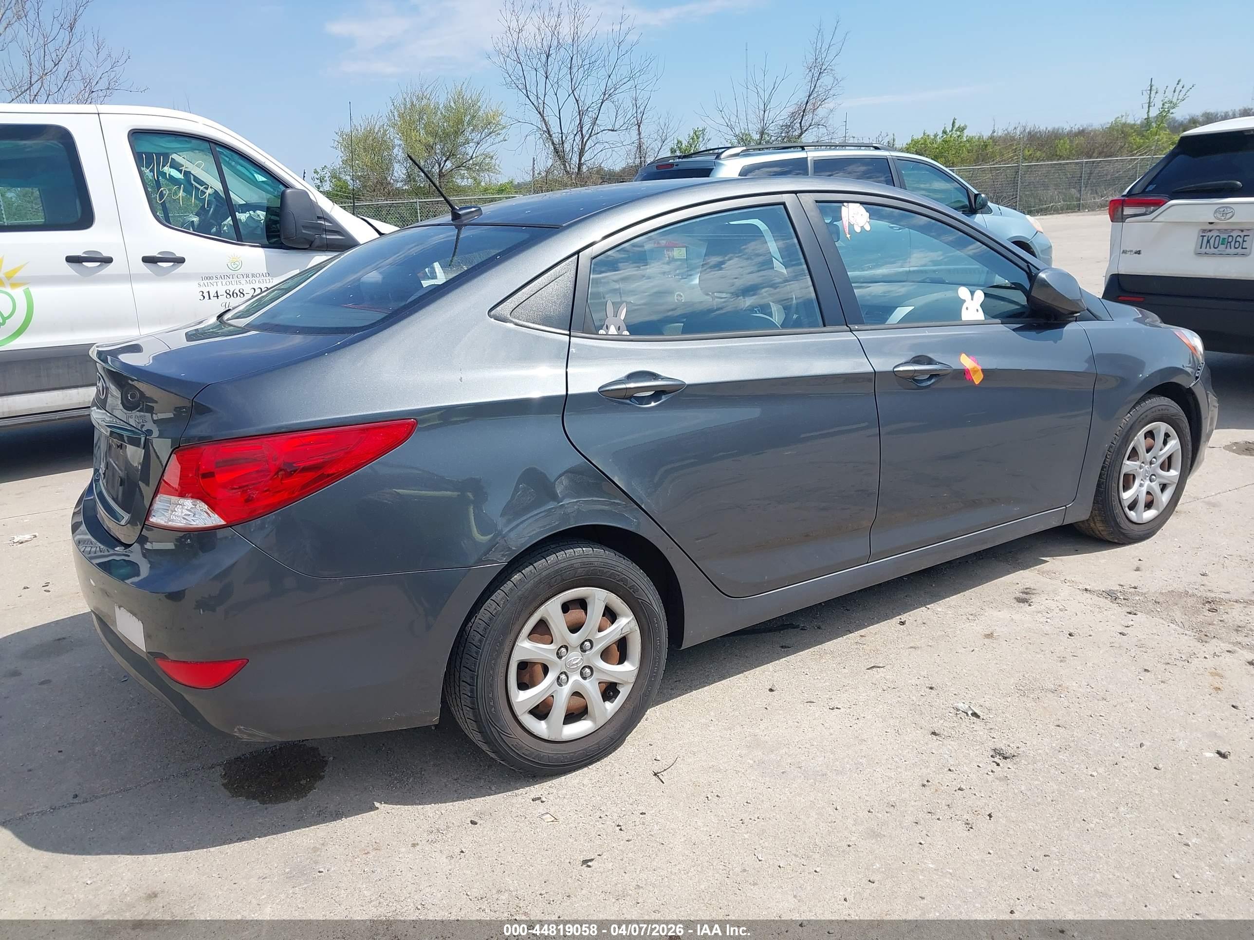 HYUNDAI ACCENT image 4