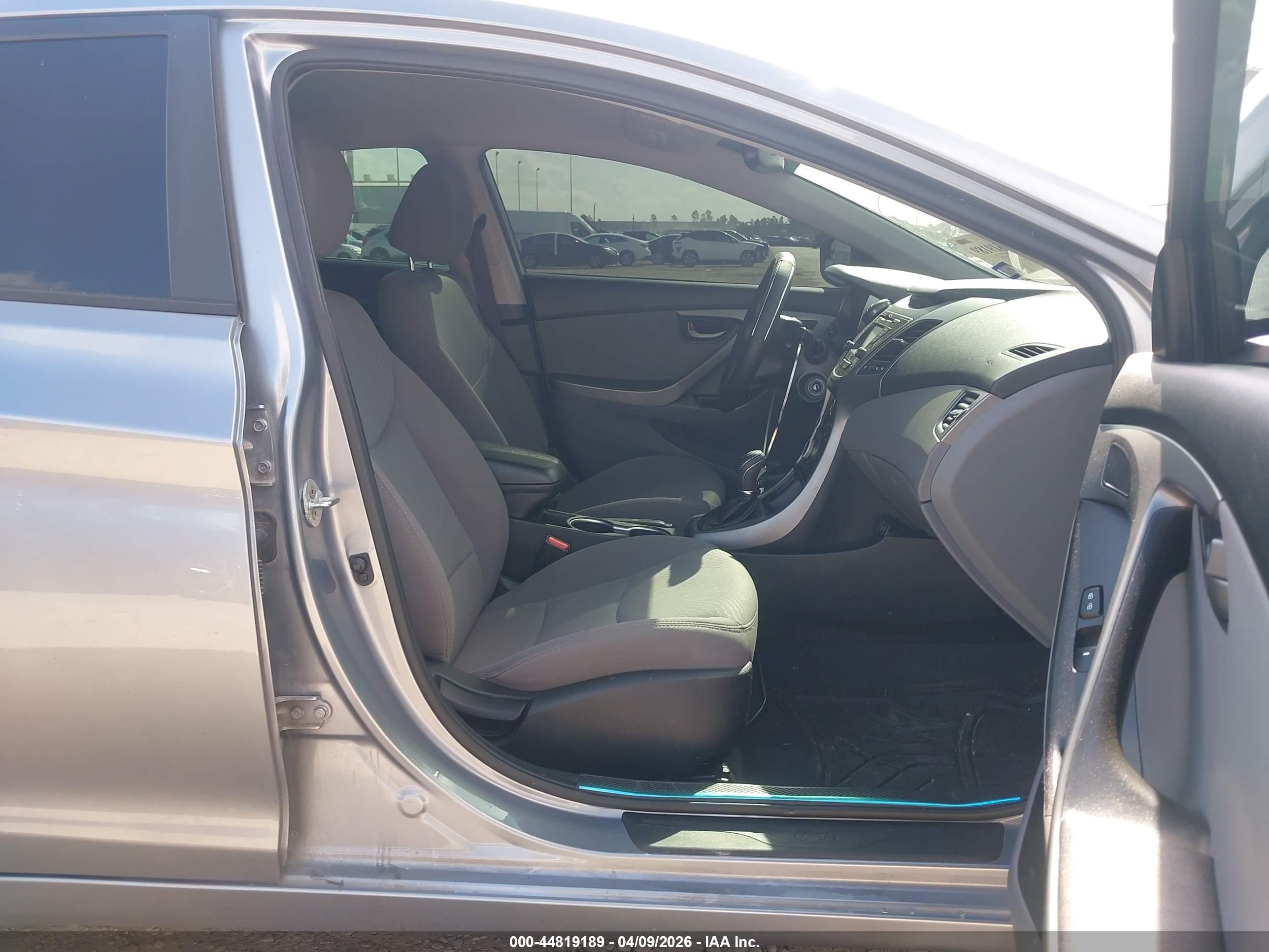 HYUNDAI ELANTRA image 5