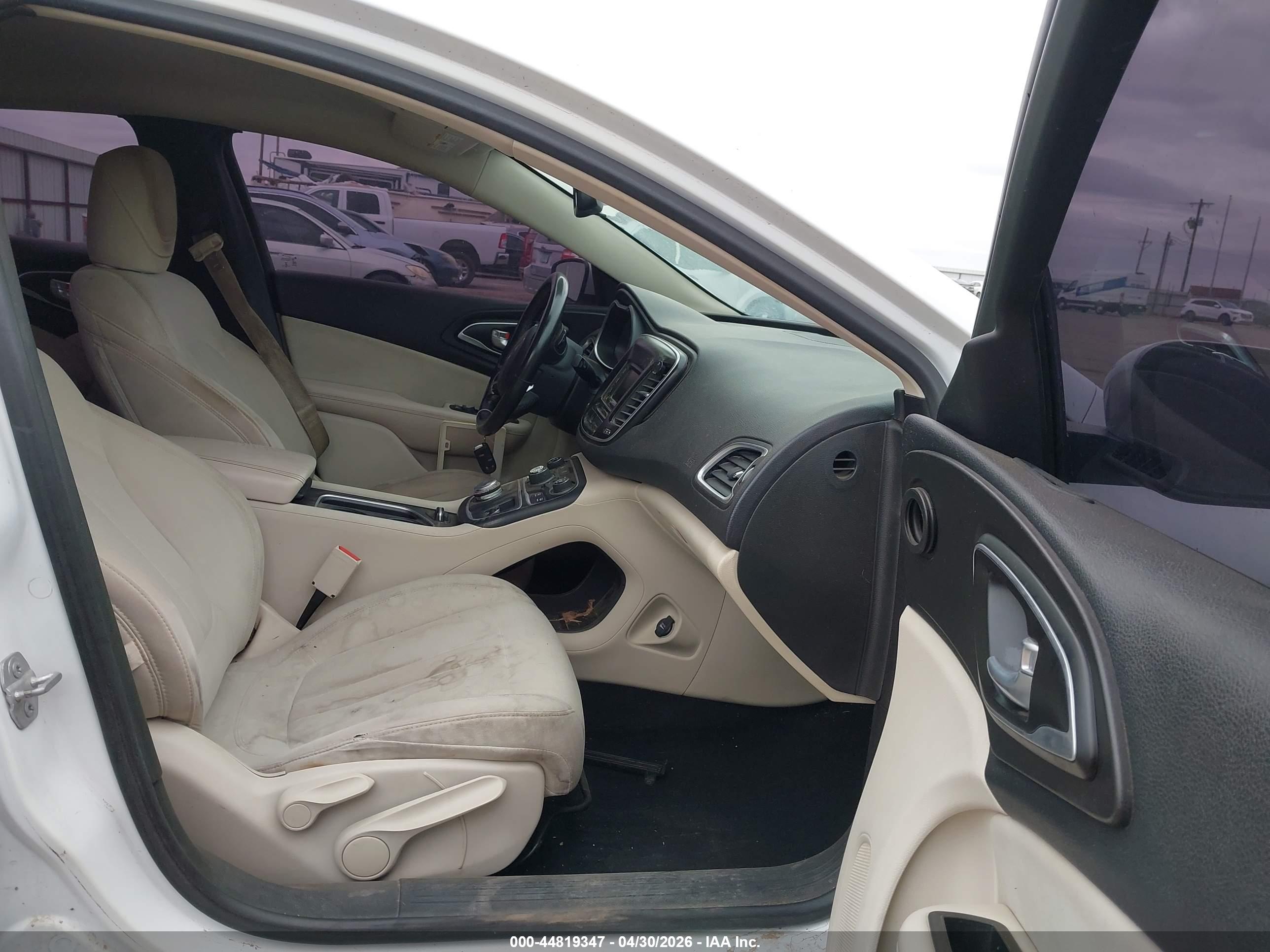 CHRYSLER 200 image 5