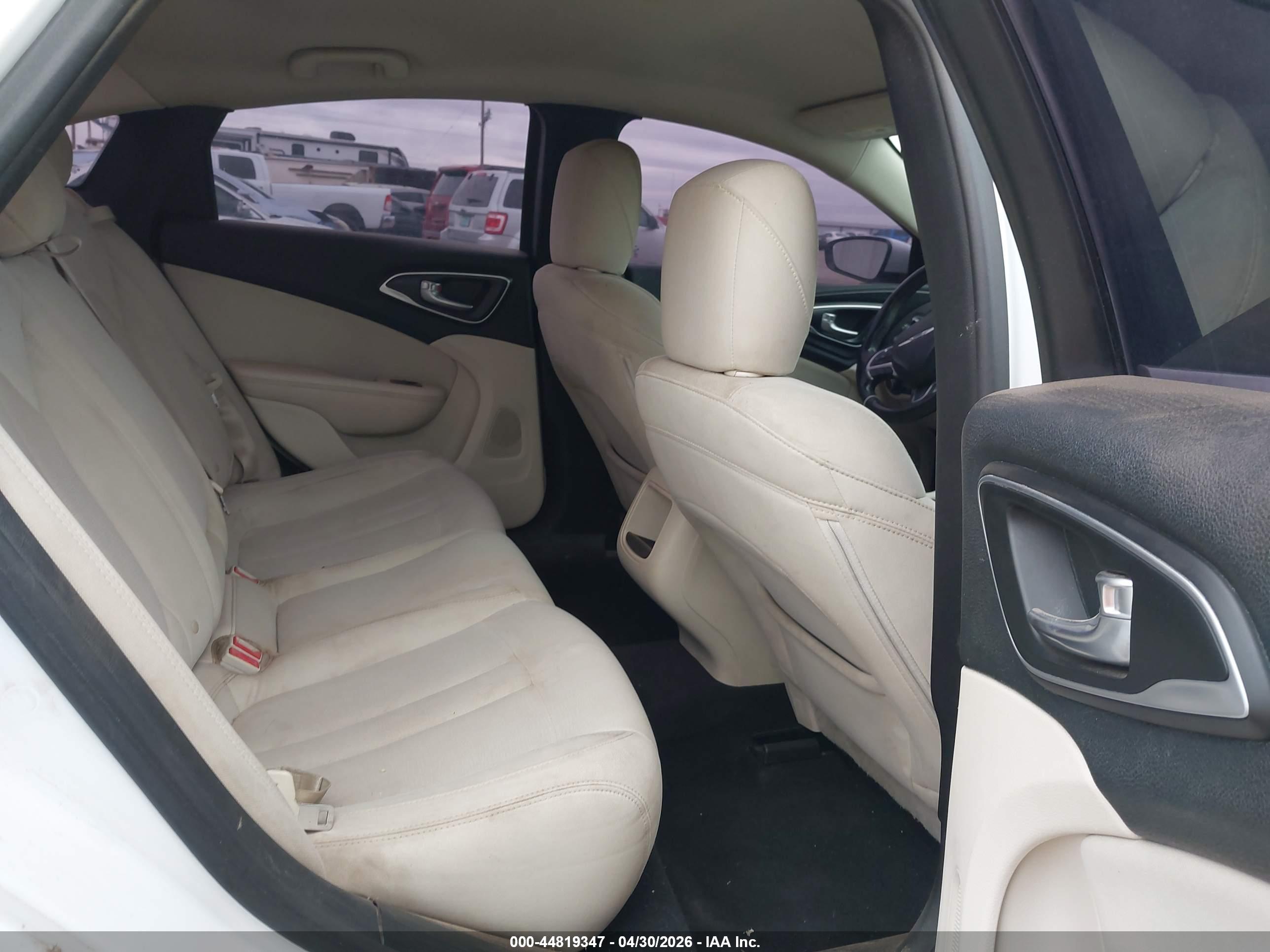 CHRYSLER 200 image 8