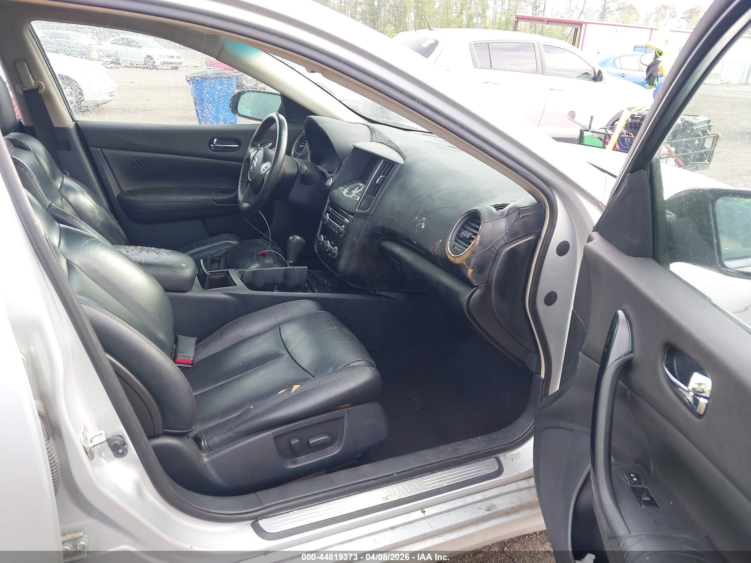 NISSAN MAXIMA image 5