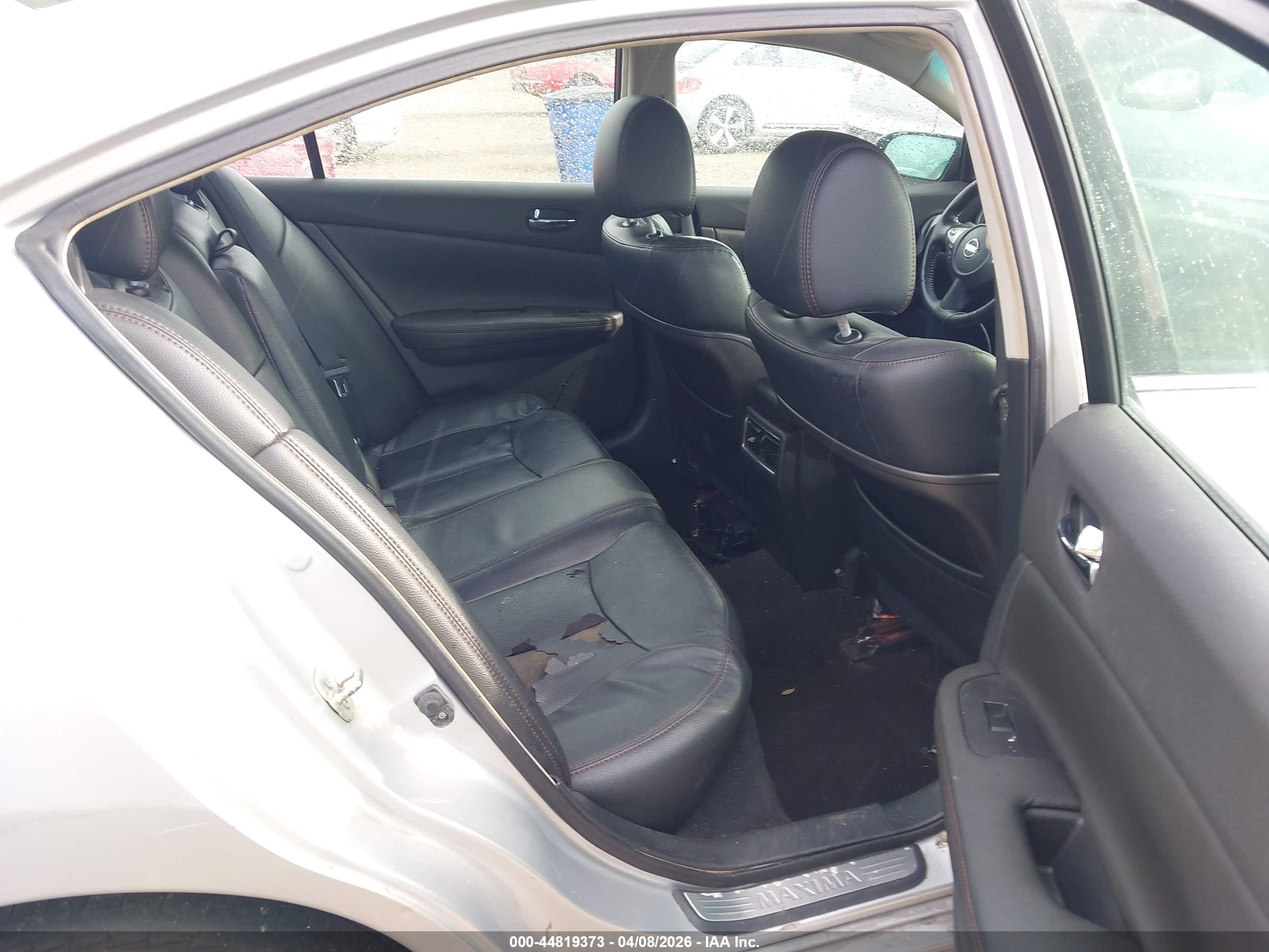 NISSAN MAXIMA image 8