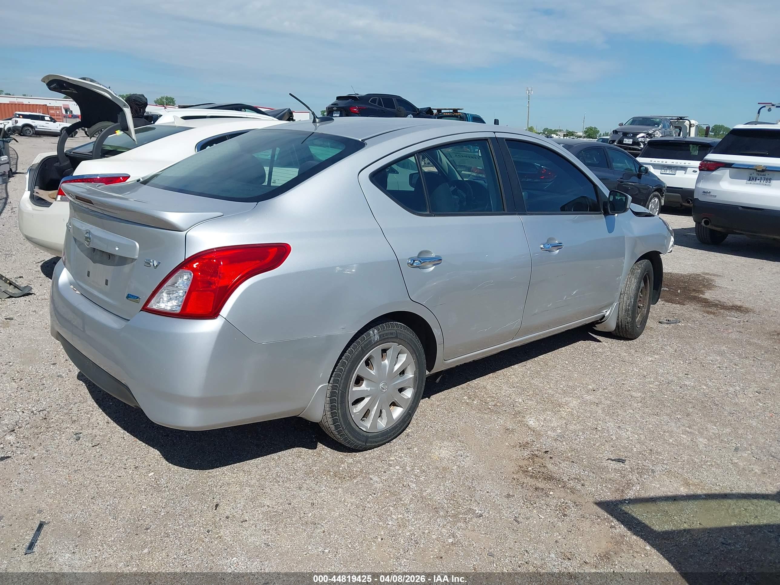 NISSAN VERSA image 4