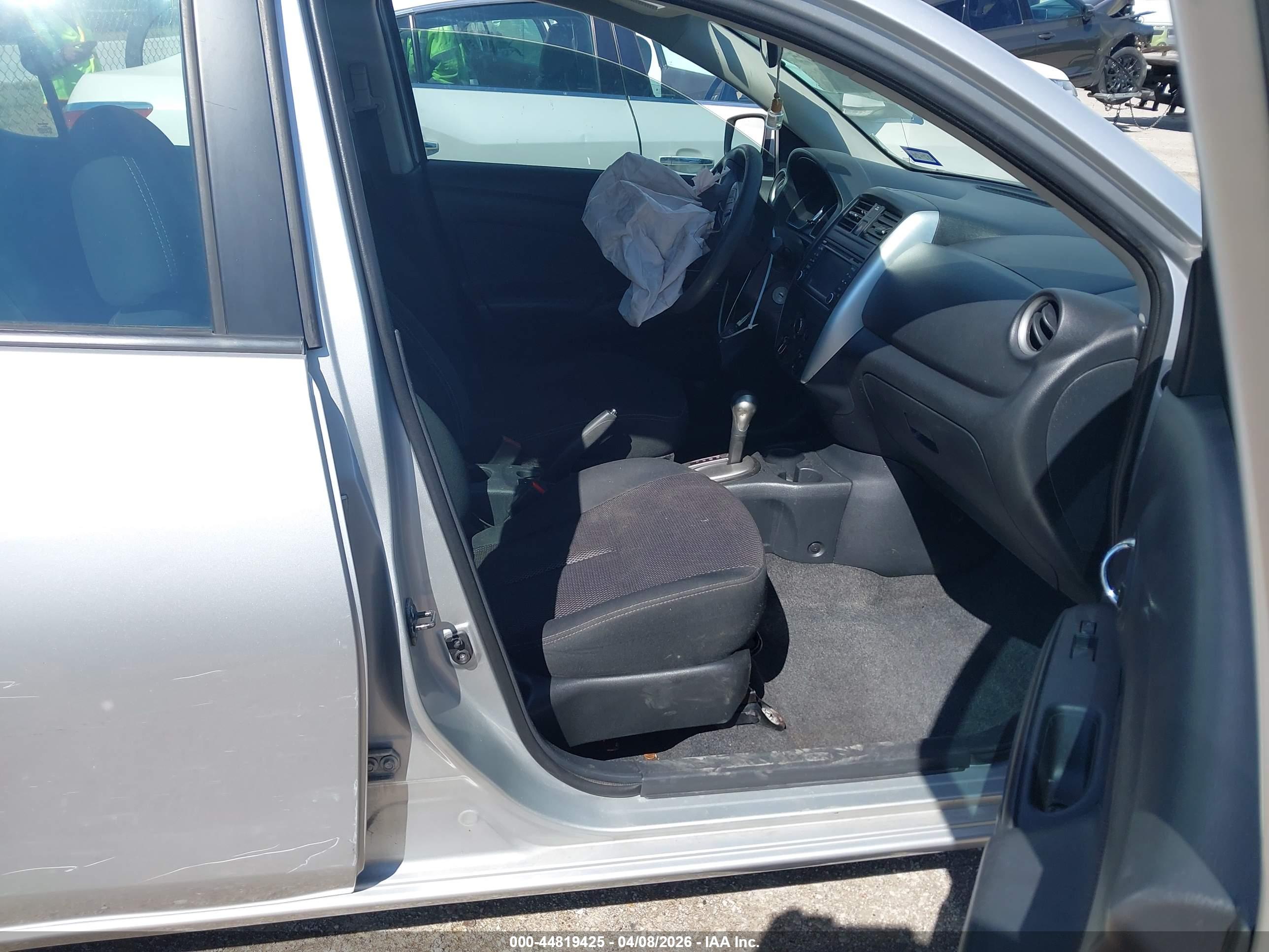 NISSAN VERSA image 5