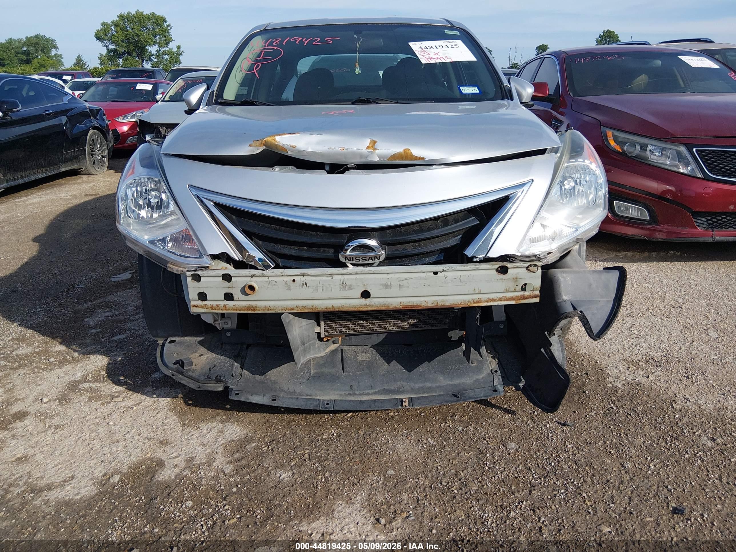 NISSAN VERSA image 6