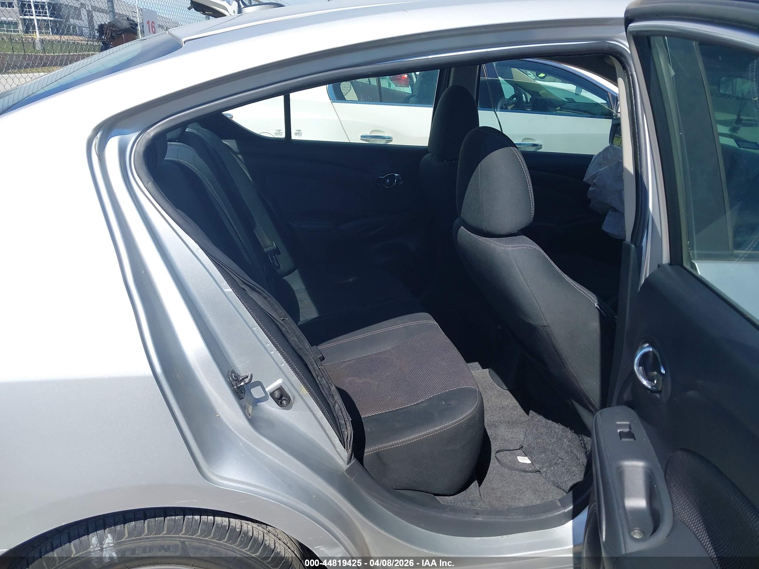 NISSAN VERSA image 8