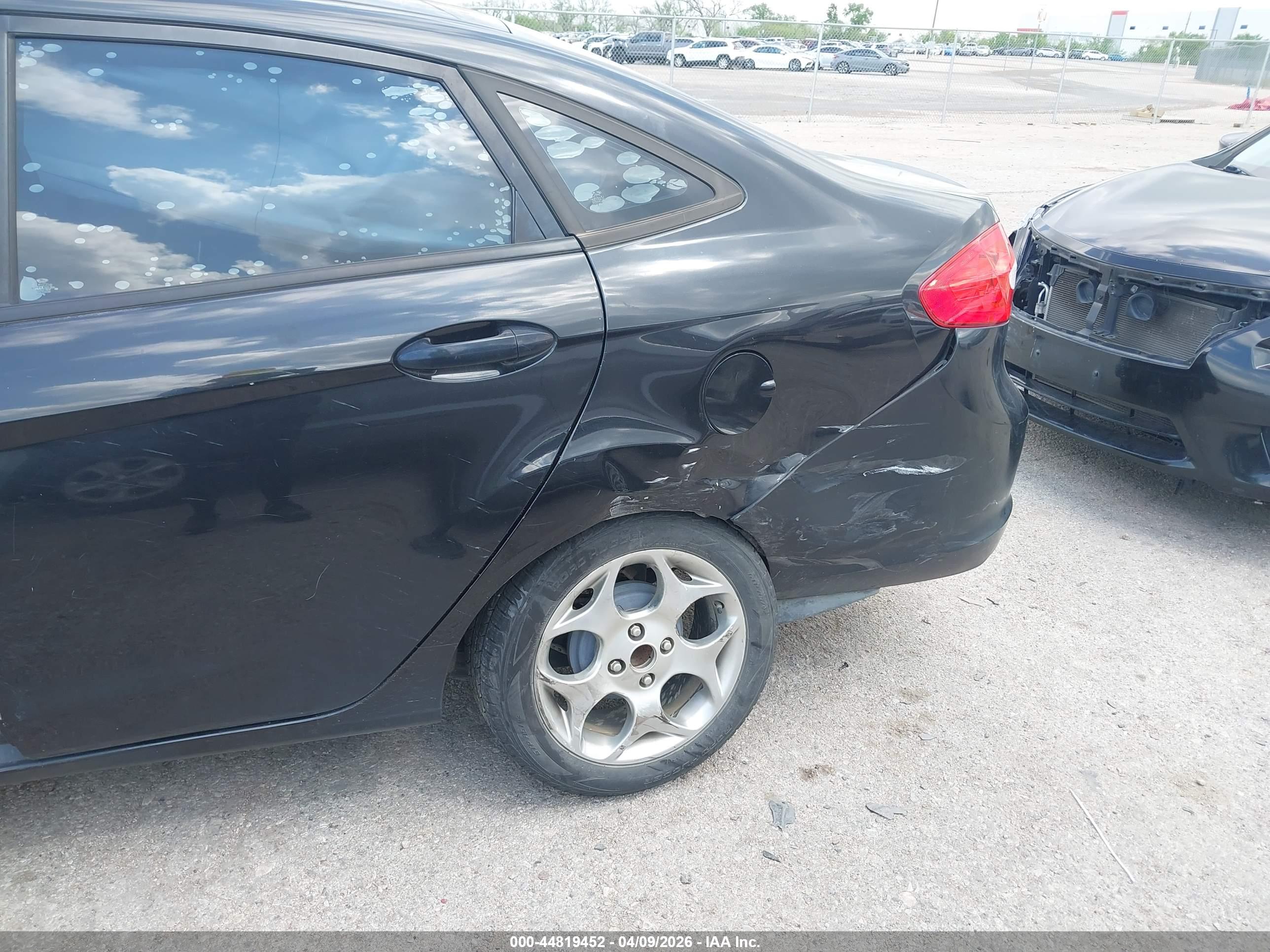 FORD FIESTA image 6