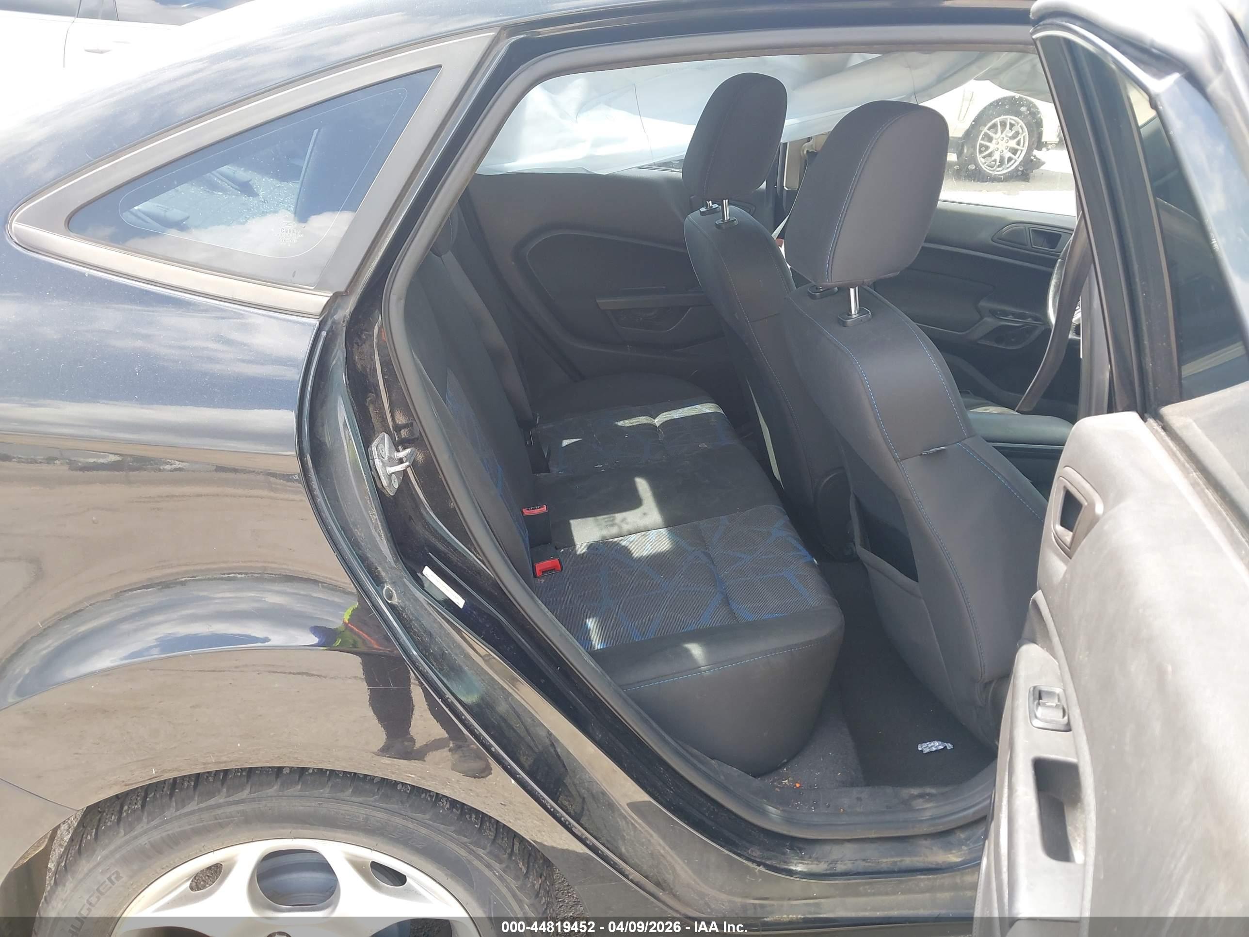 FORD FIESTA image 8