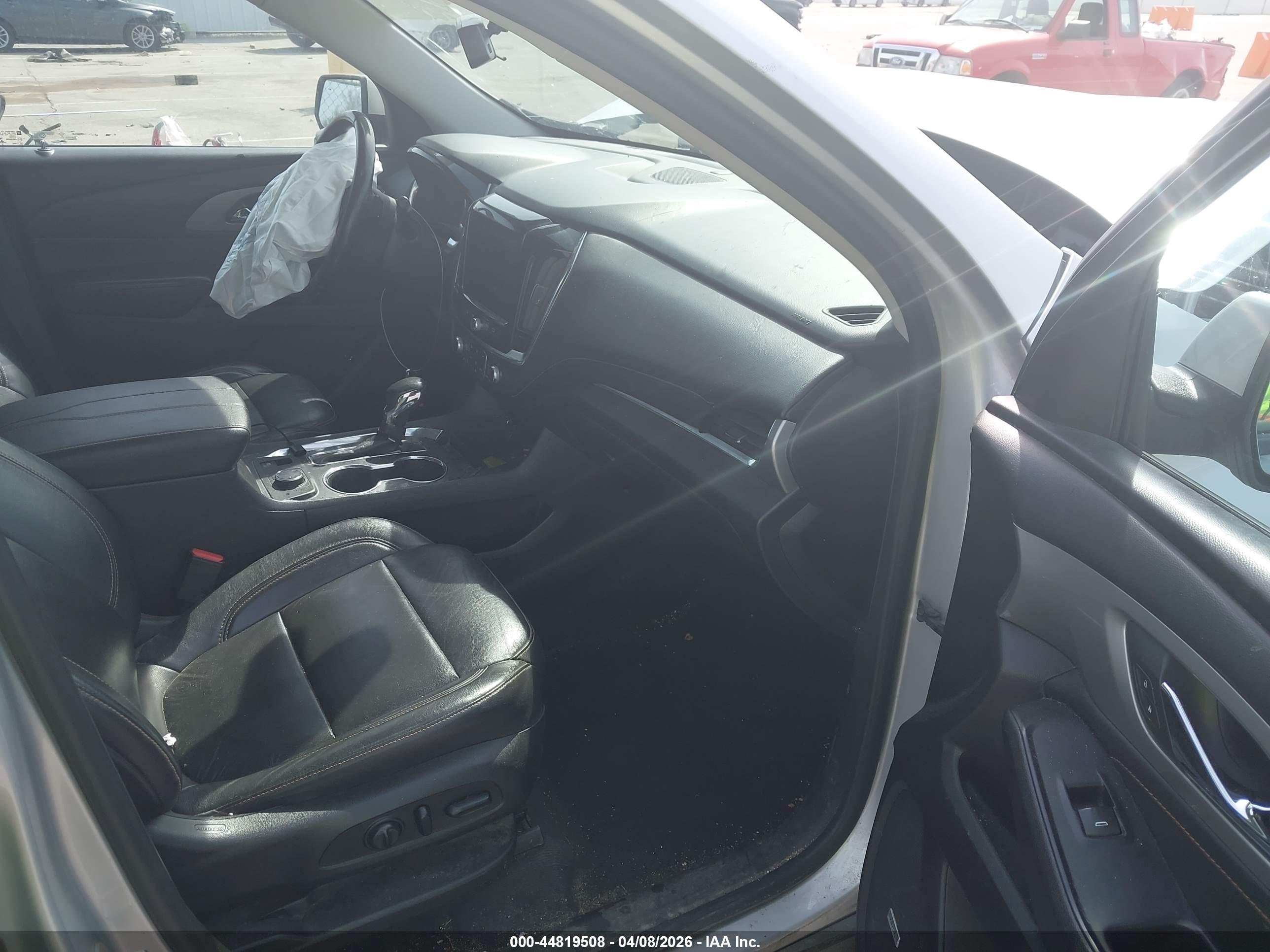 CHEVROLET TRAVERSE image 5