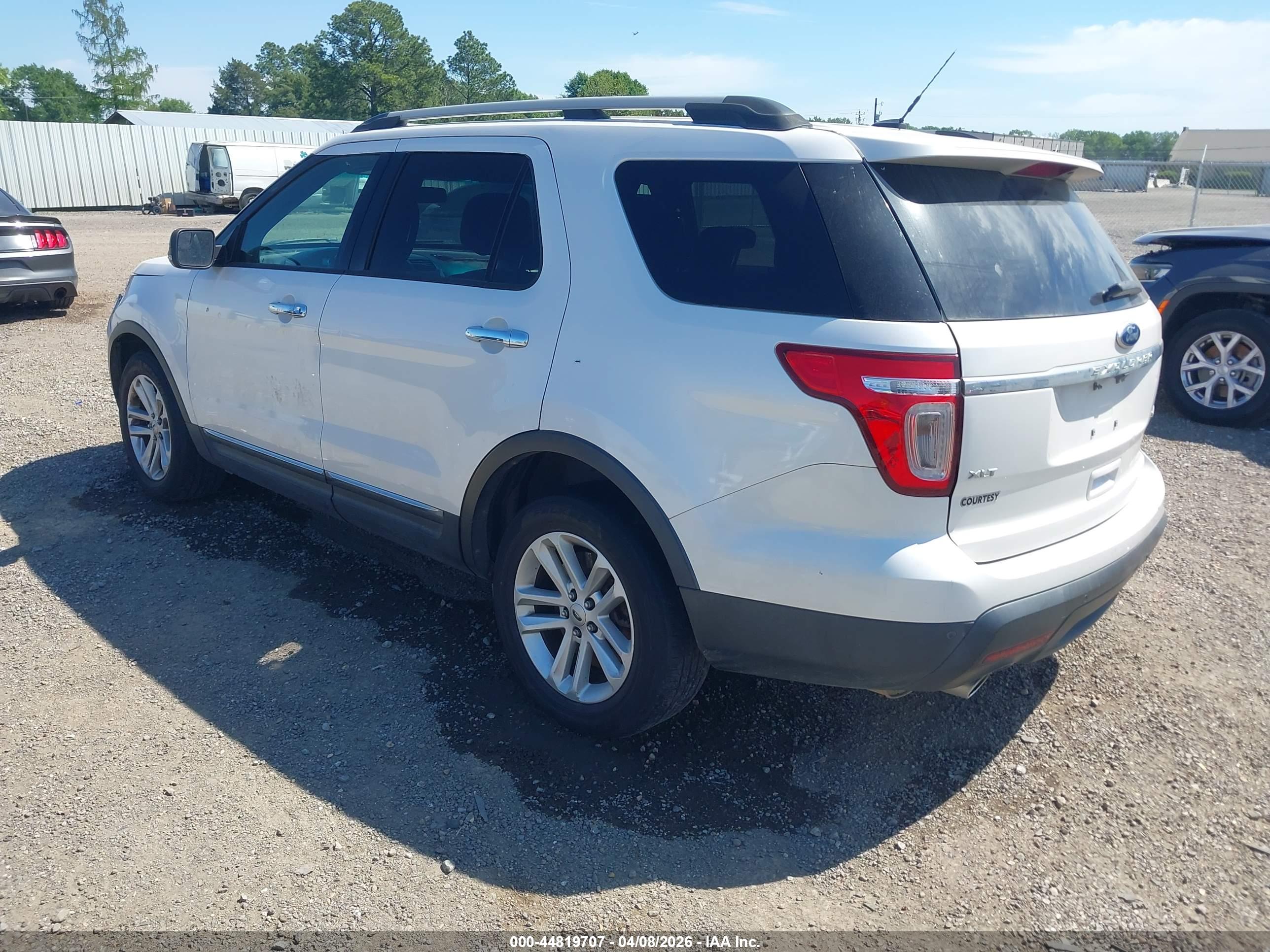 FORD EXPLORER image 3