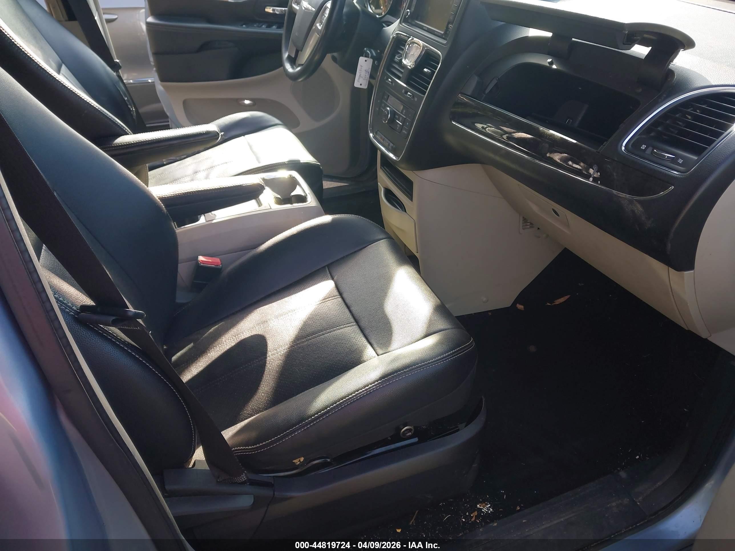 CHRYSLER TOWN image 5