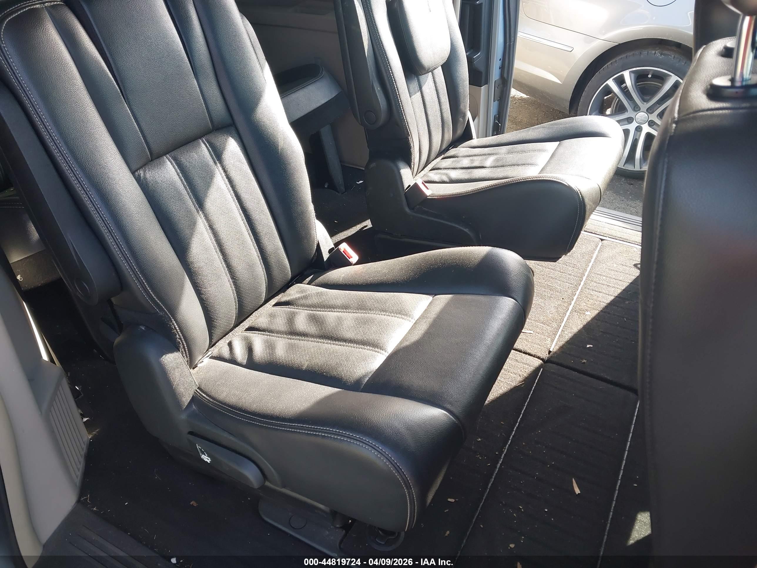 CHRYSLER TOWN image 8