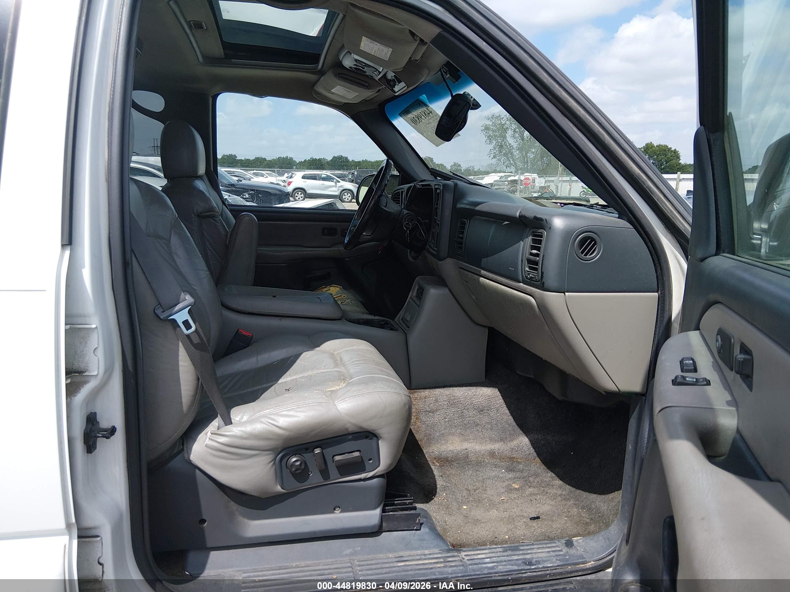 CHEVROLET SUBURBAN image 5