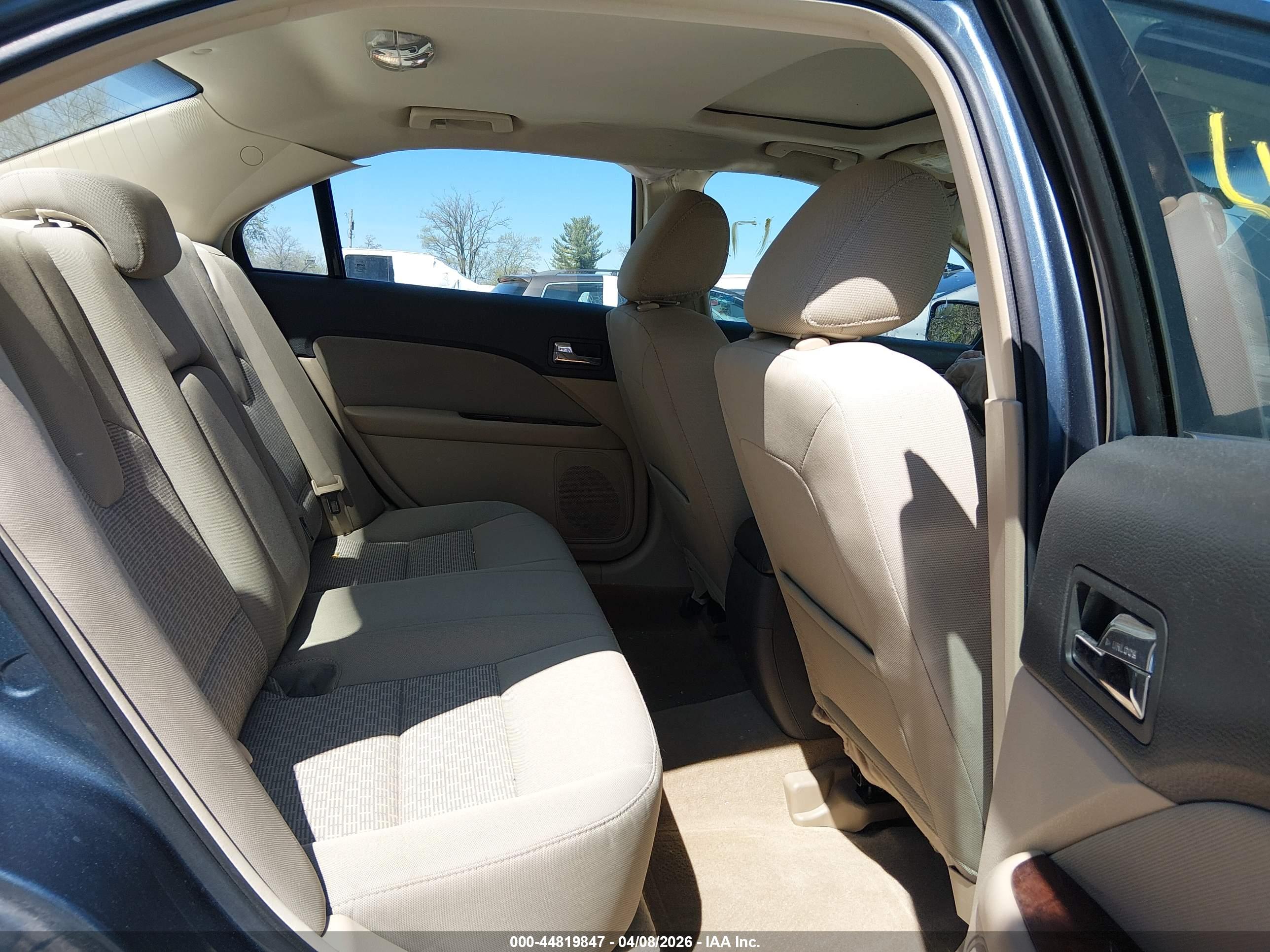 FORD FUSION image 8