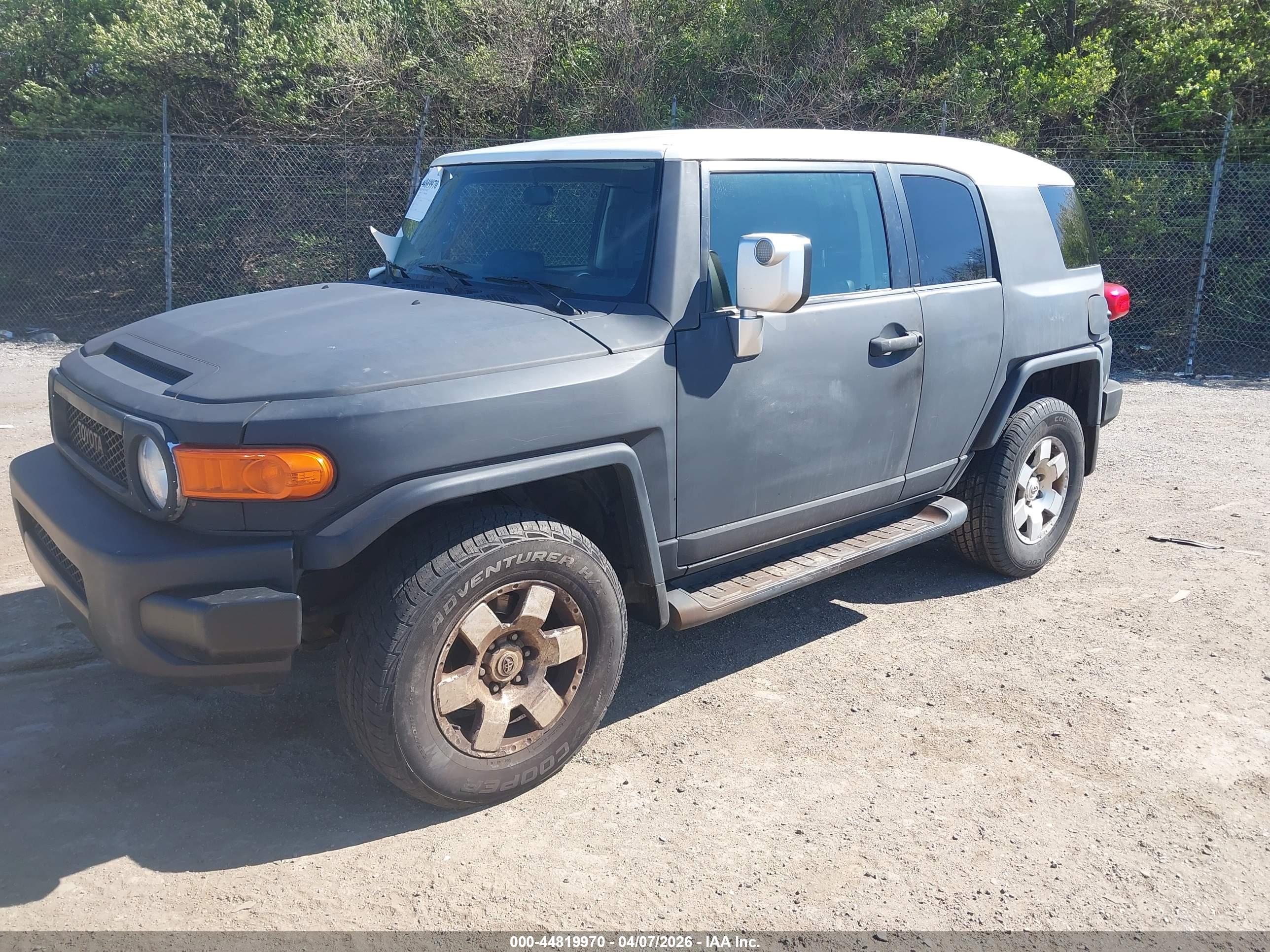 TOYOTA FJ image 2