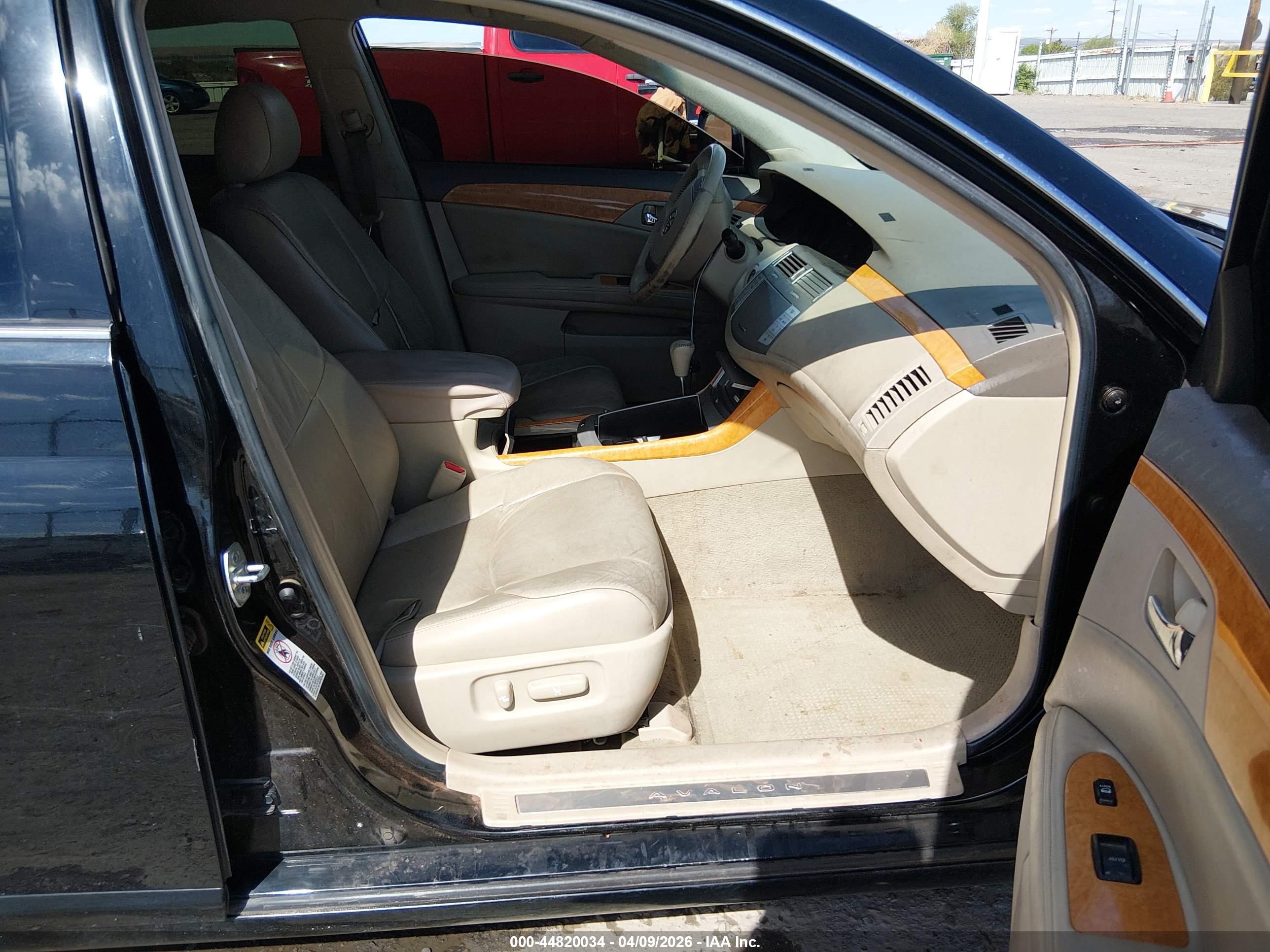 TOYOTA AVALON image 5