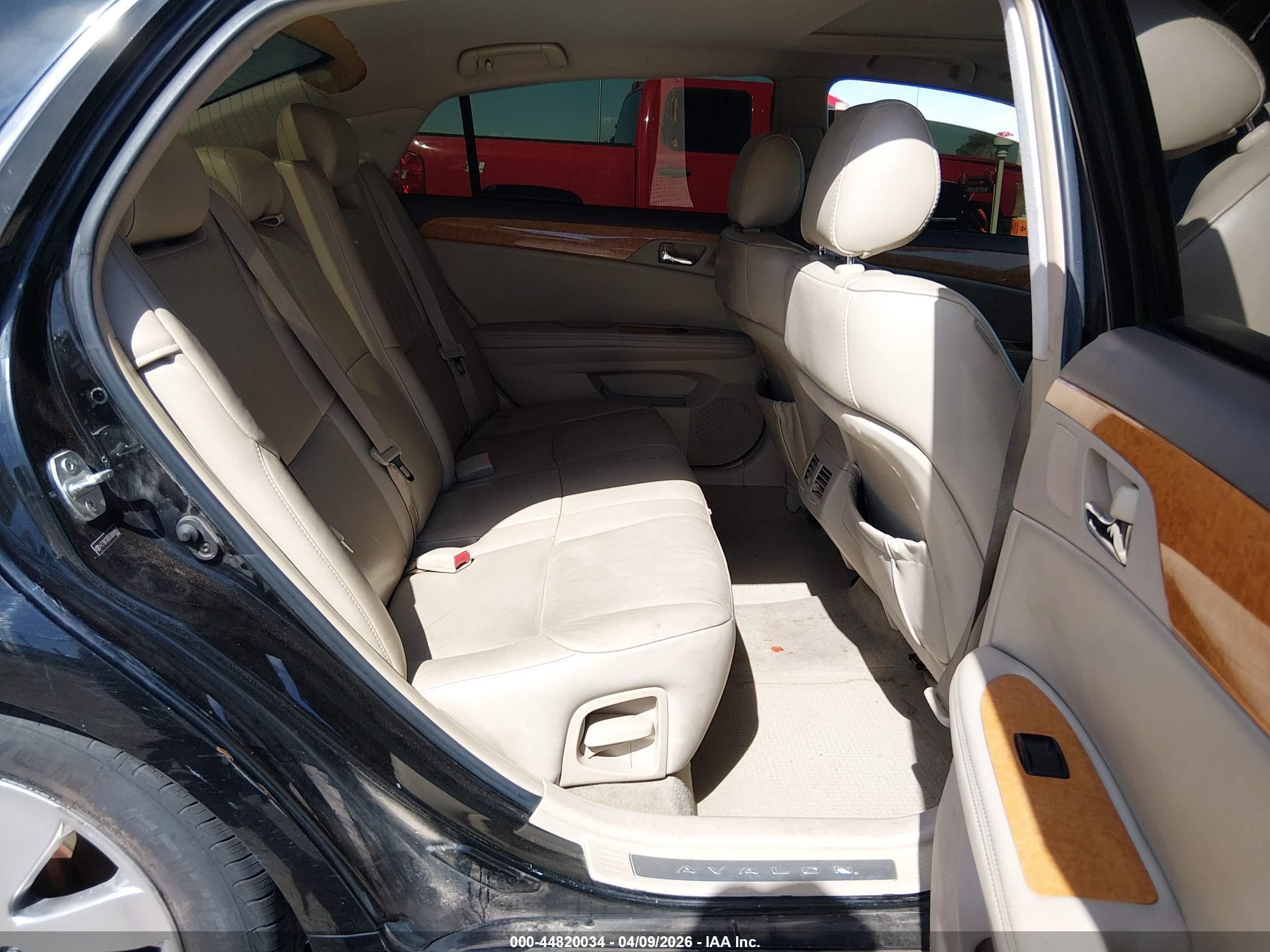 TOYOTA AVALON image 8