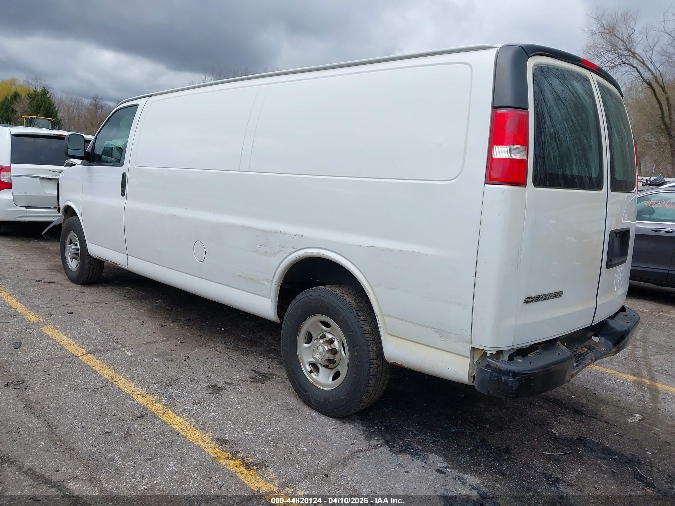 CHEVROLET EXPRESS image 3