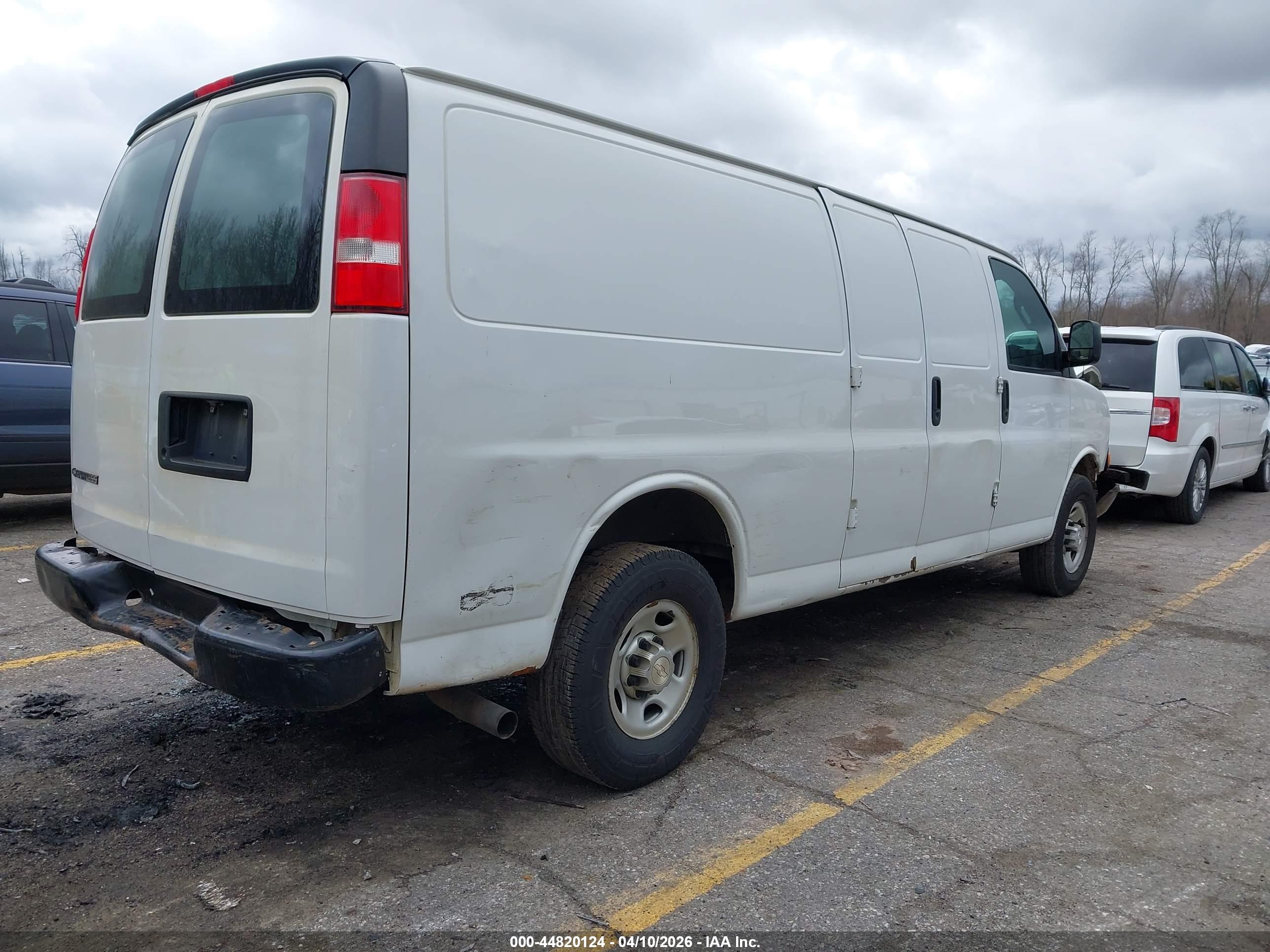 CHEVROLET EXPRESS image 4