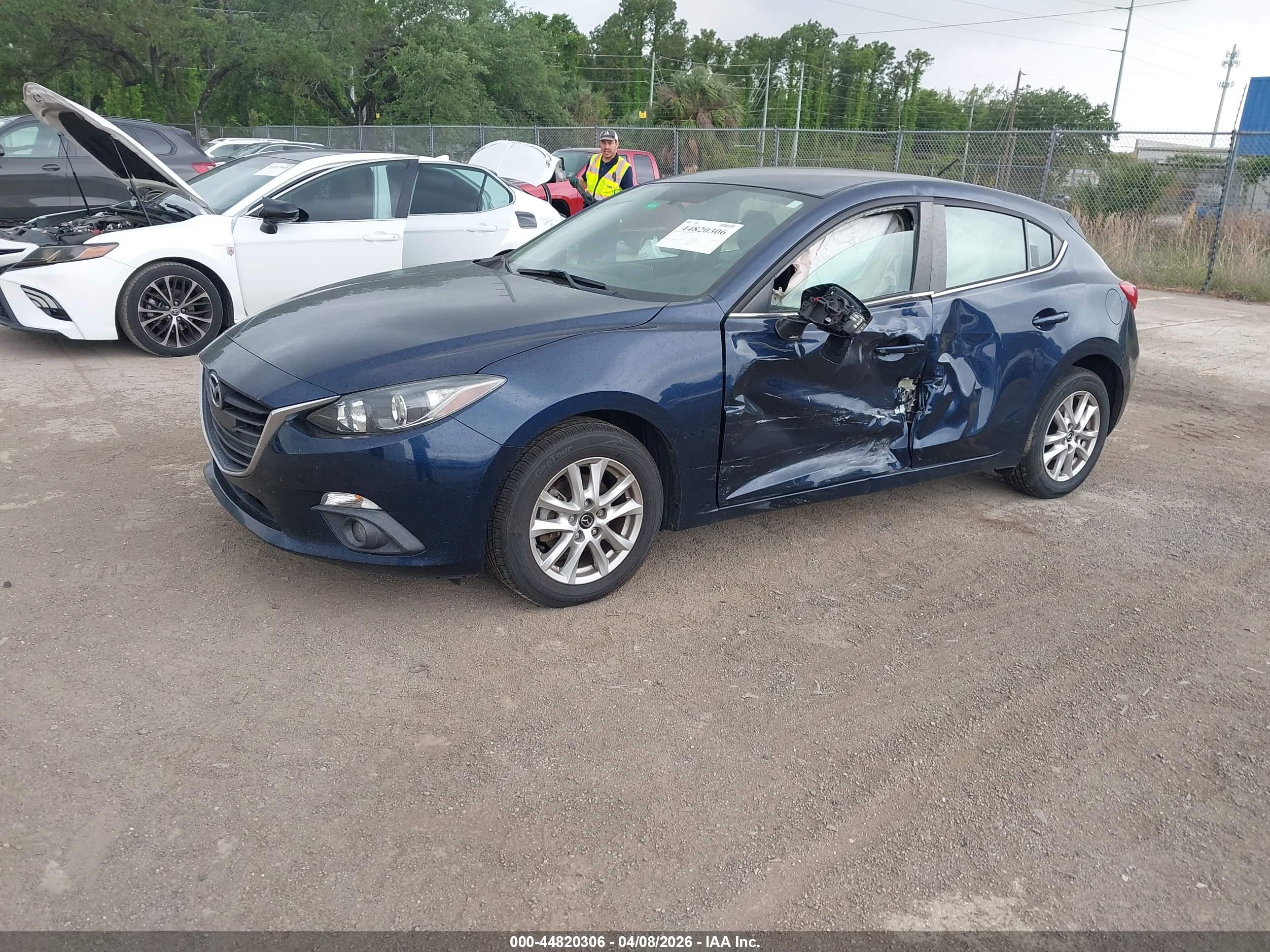 MAZDA MAZDA3 image 2