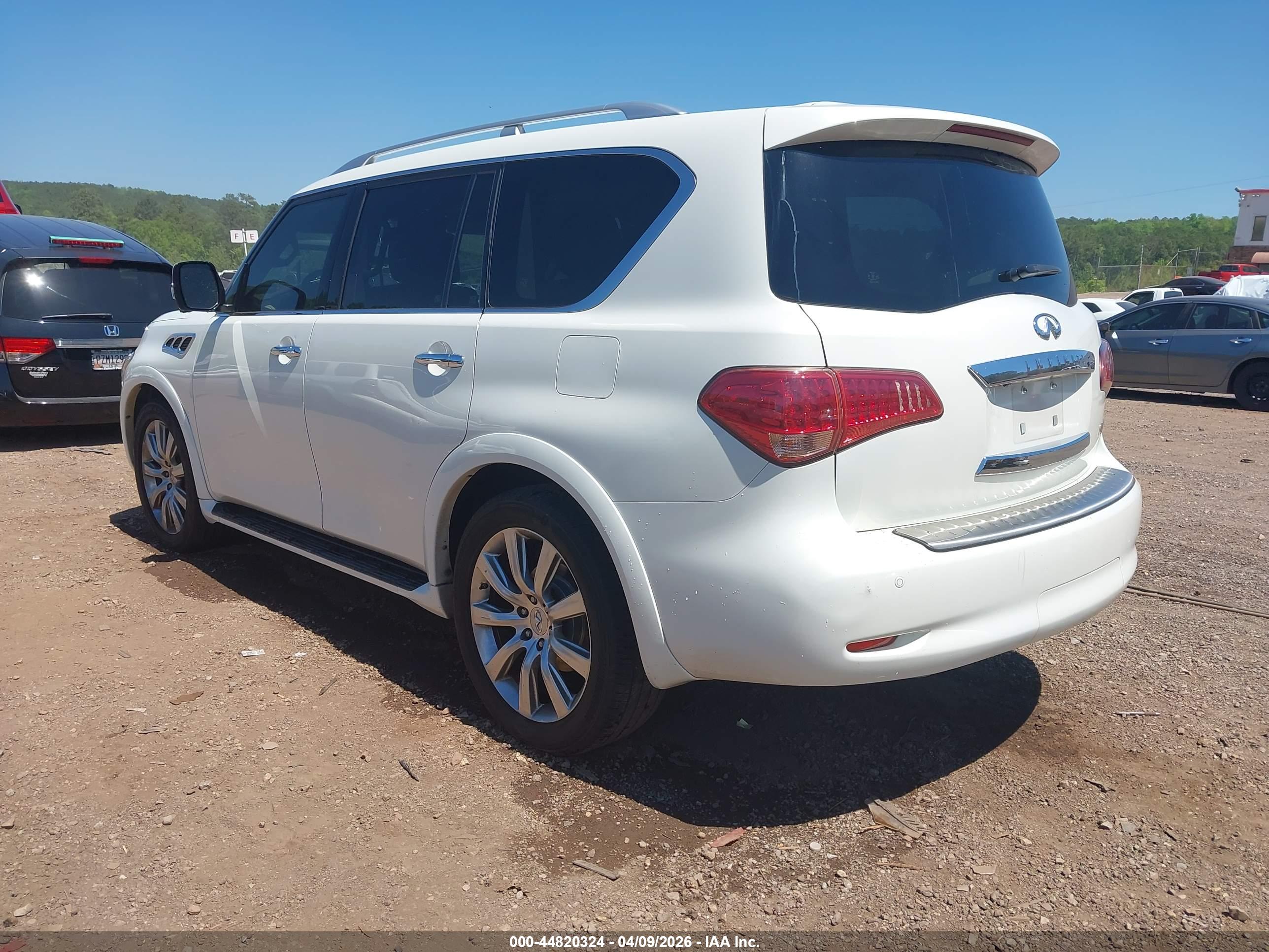 INFINITI QX56 image 3