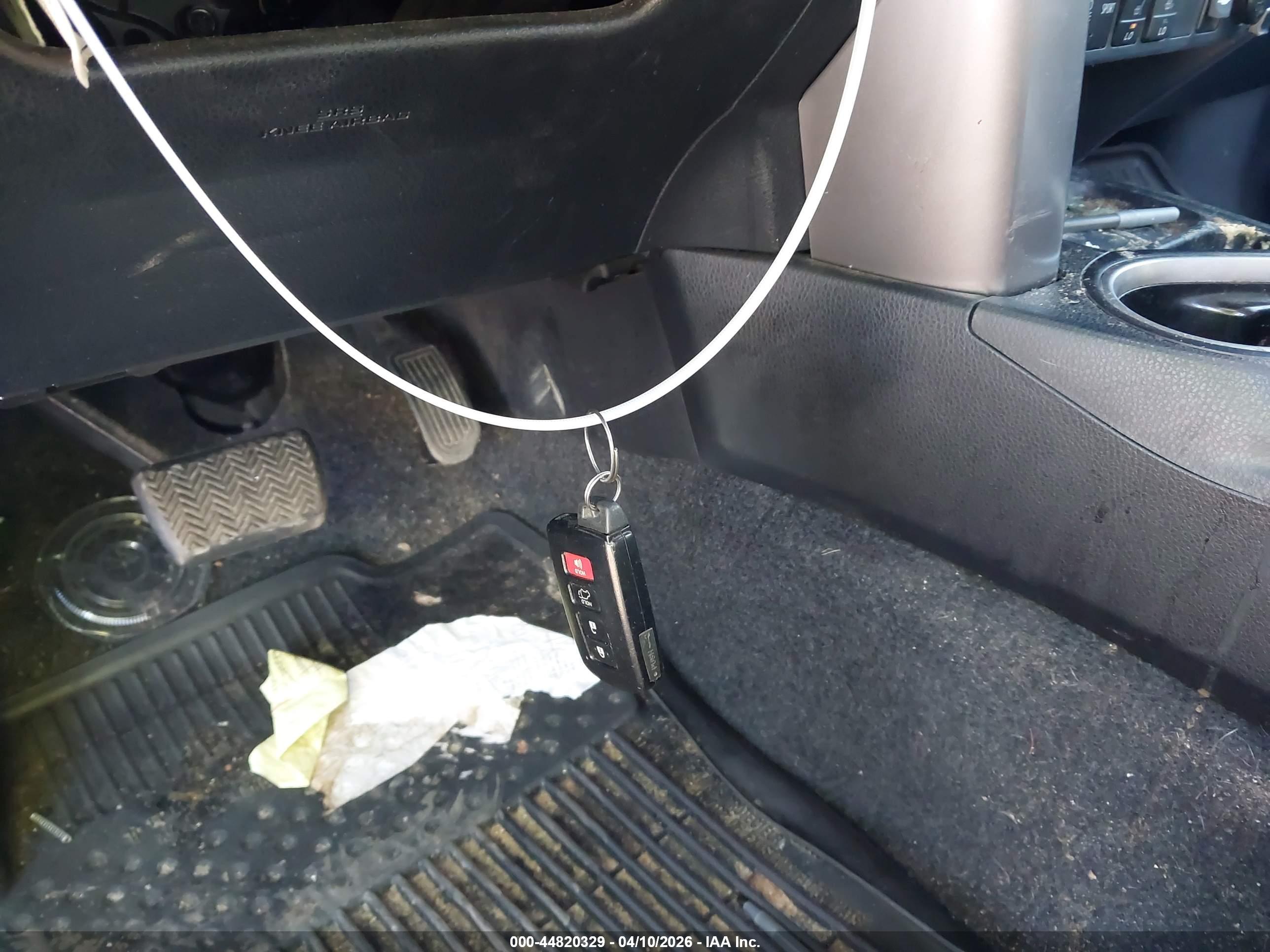 TOYOTA RAV4 image 11