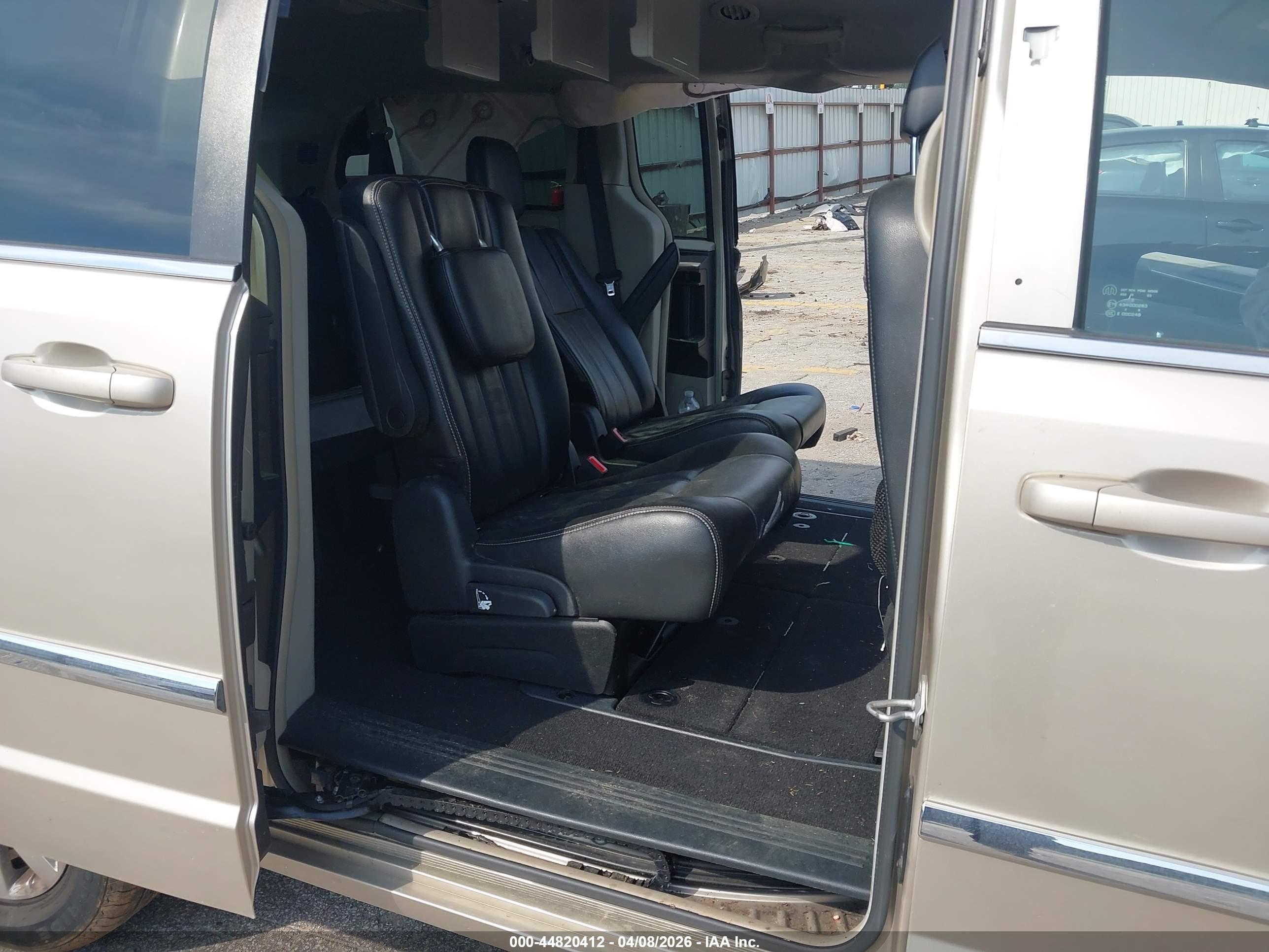 CHRYSLER TOWN image 8